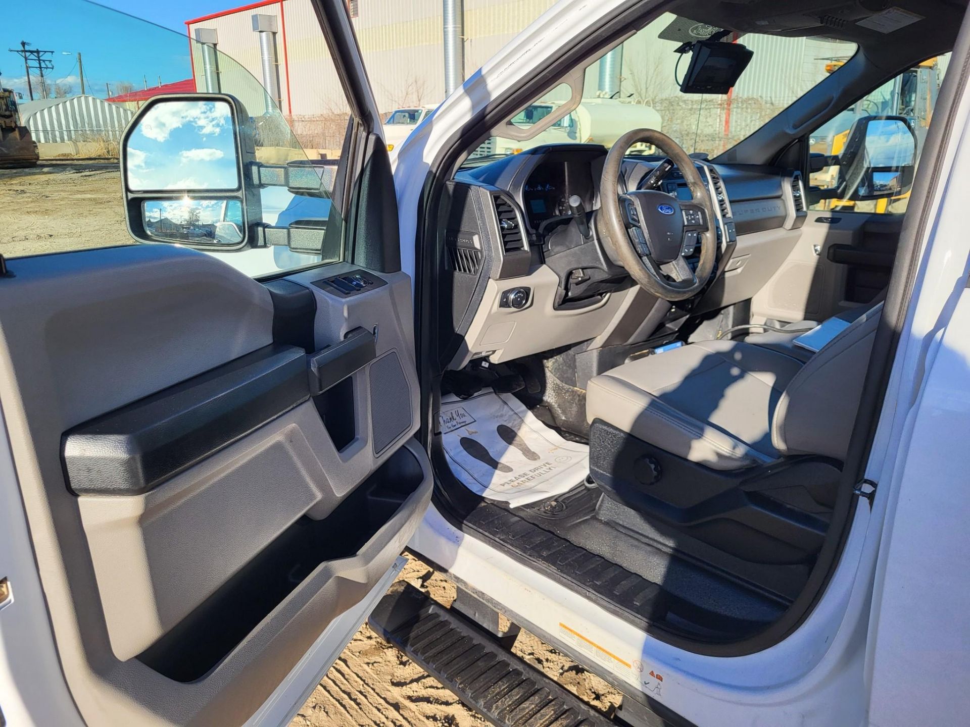 2019 FORD F550 CREW CAB DIESEL DUALLY DUMP TRUCK 31,872 MILES - Image 15 of 34