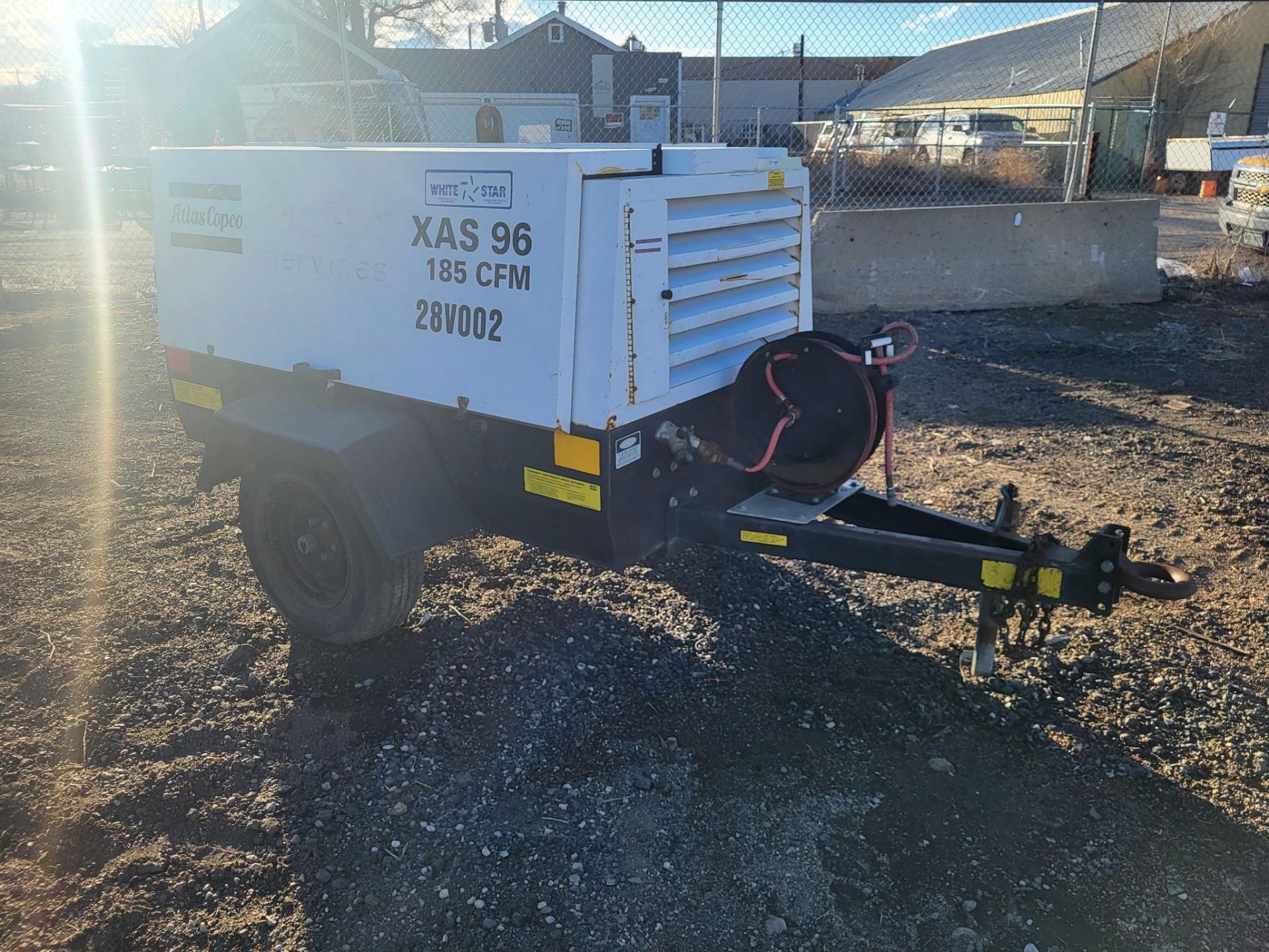 1999 ATLAS COPCO XAS96JD AIR COMPRESSOR WITH JACK HAMMER - Image 2 of 9