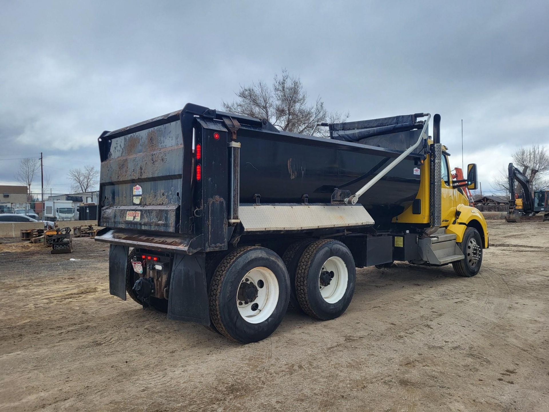 2018 KENWORTH T880 HEAVY DUTY DUMP TRUCK - Image 5 of 28