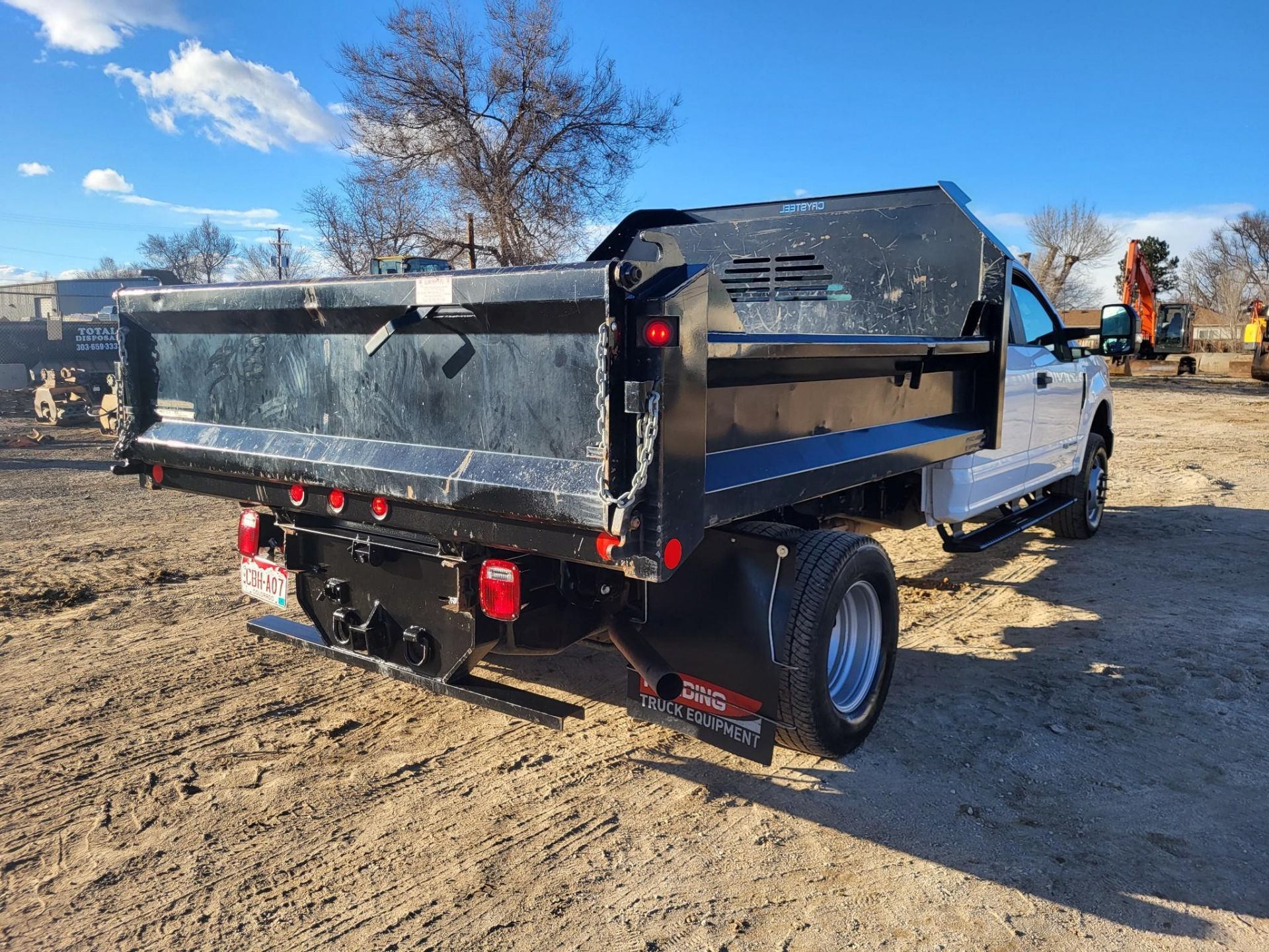 2021 FORD F350 CREW CAB DUALLY DIESEL FLATBED DUMP TRUCK 19,500 MILES! - Image 8 of 37