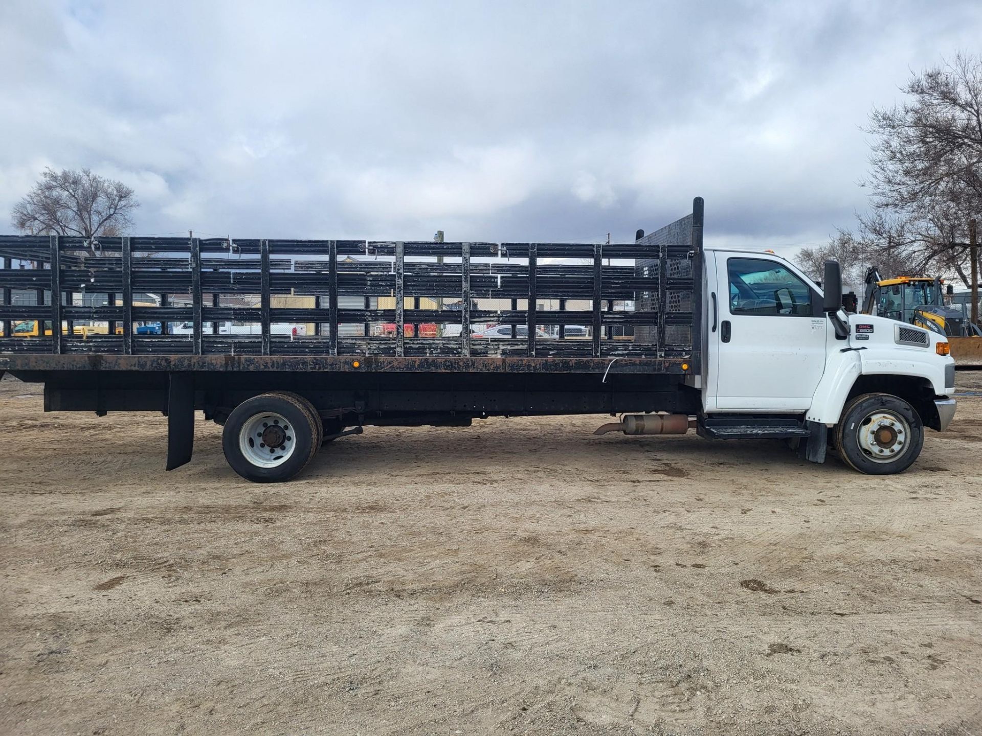 2004 GMC TOPKICK C6500 22' STAKE BED TRUCK - Image 4 of 17