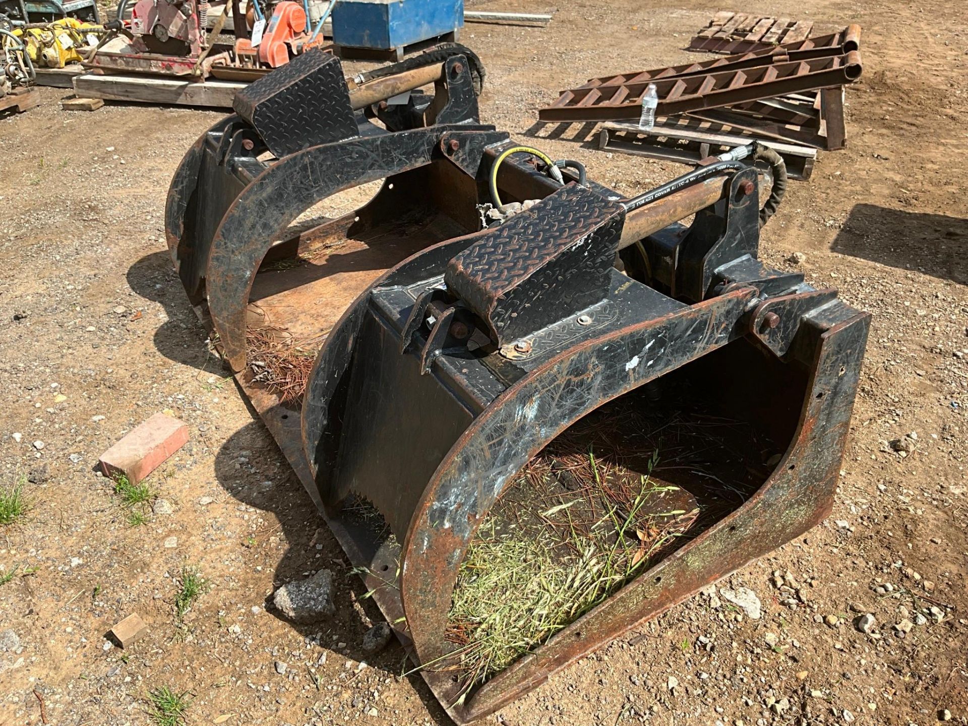 SKID STEER GRAPPLE BUCKET ATTACHMENT - Image 3 of 6