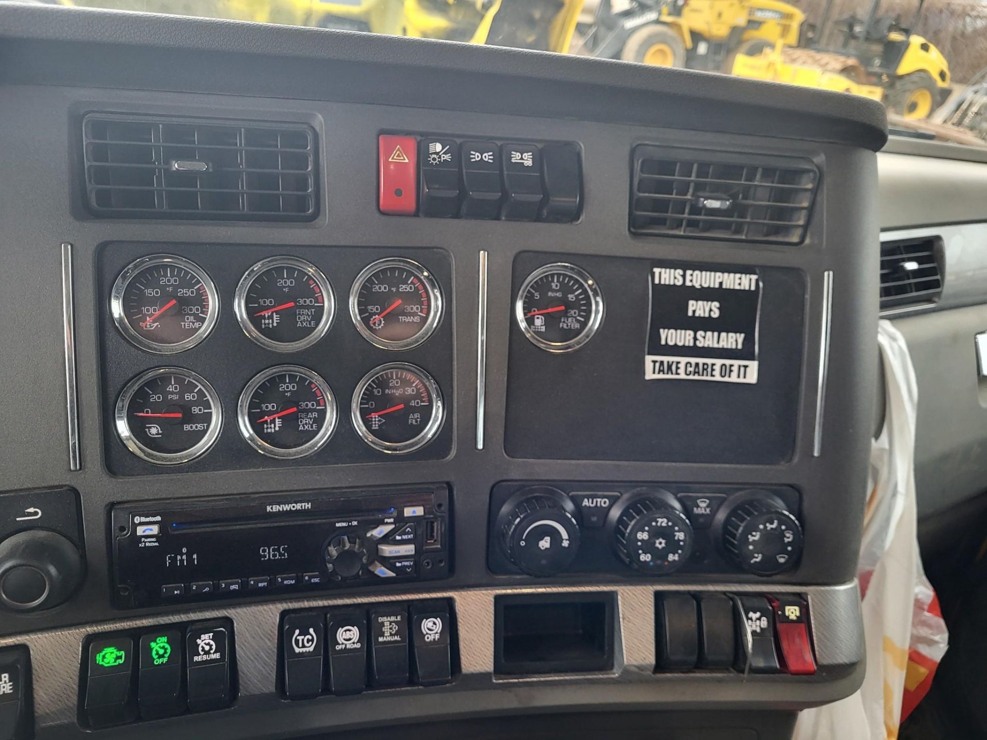 2018 KENWORTH T880 HEAVY DUTY DUMP TRUCK - Image 24 of 28