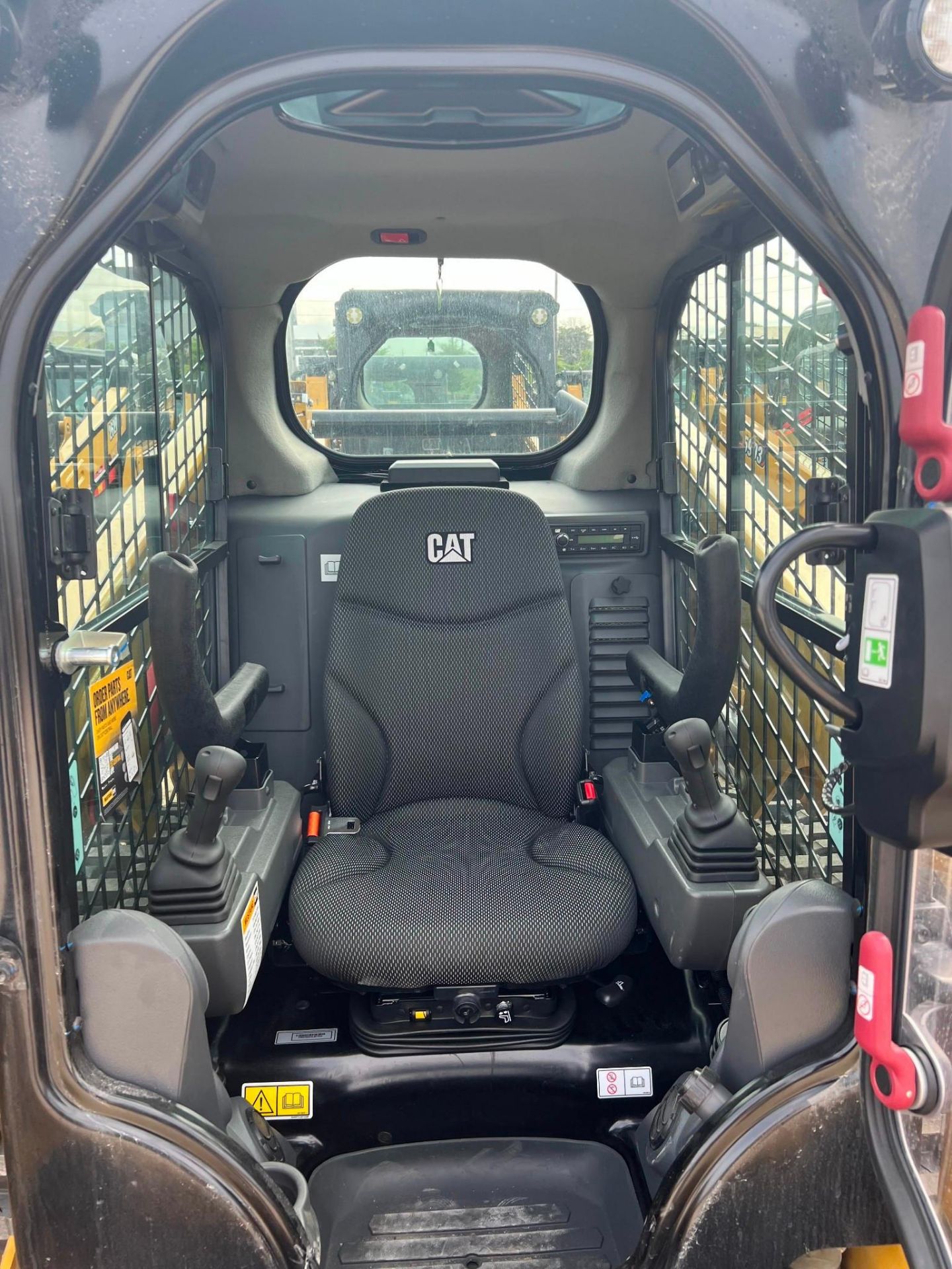 CAT 249D3 SKID STEER, 2023 – 6 HOURS STILL UNDER WARRANTY - Image 5 of 11