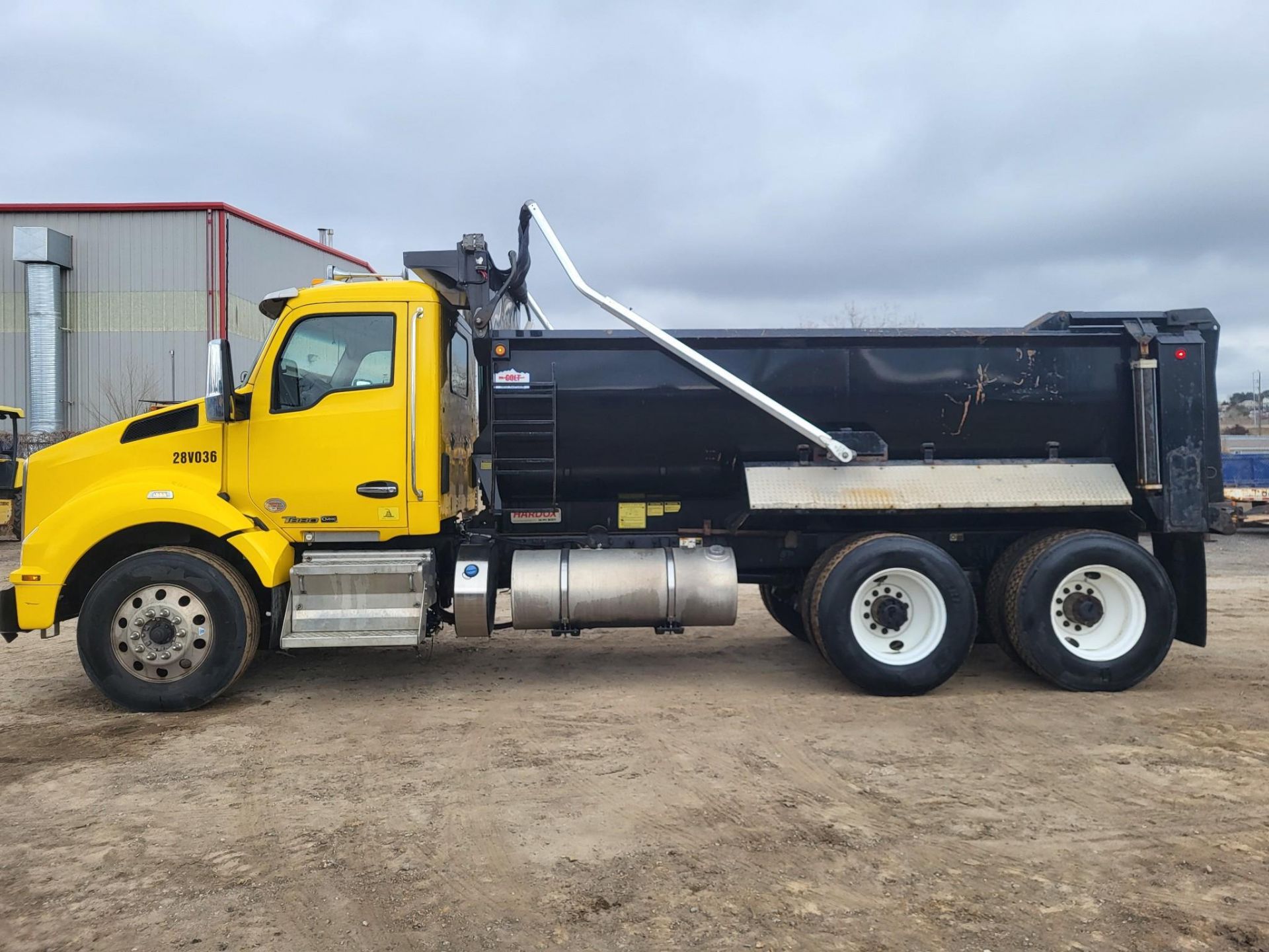 2018 KENWORTH T880 HEAVY DUTY DUMP TRUCK - Image 8 of 28