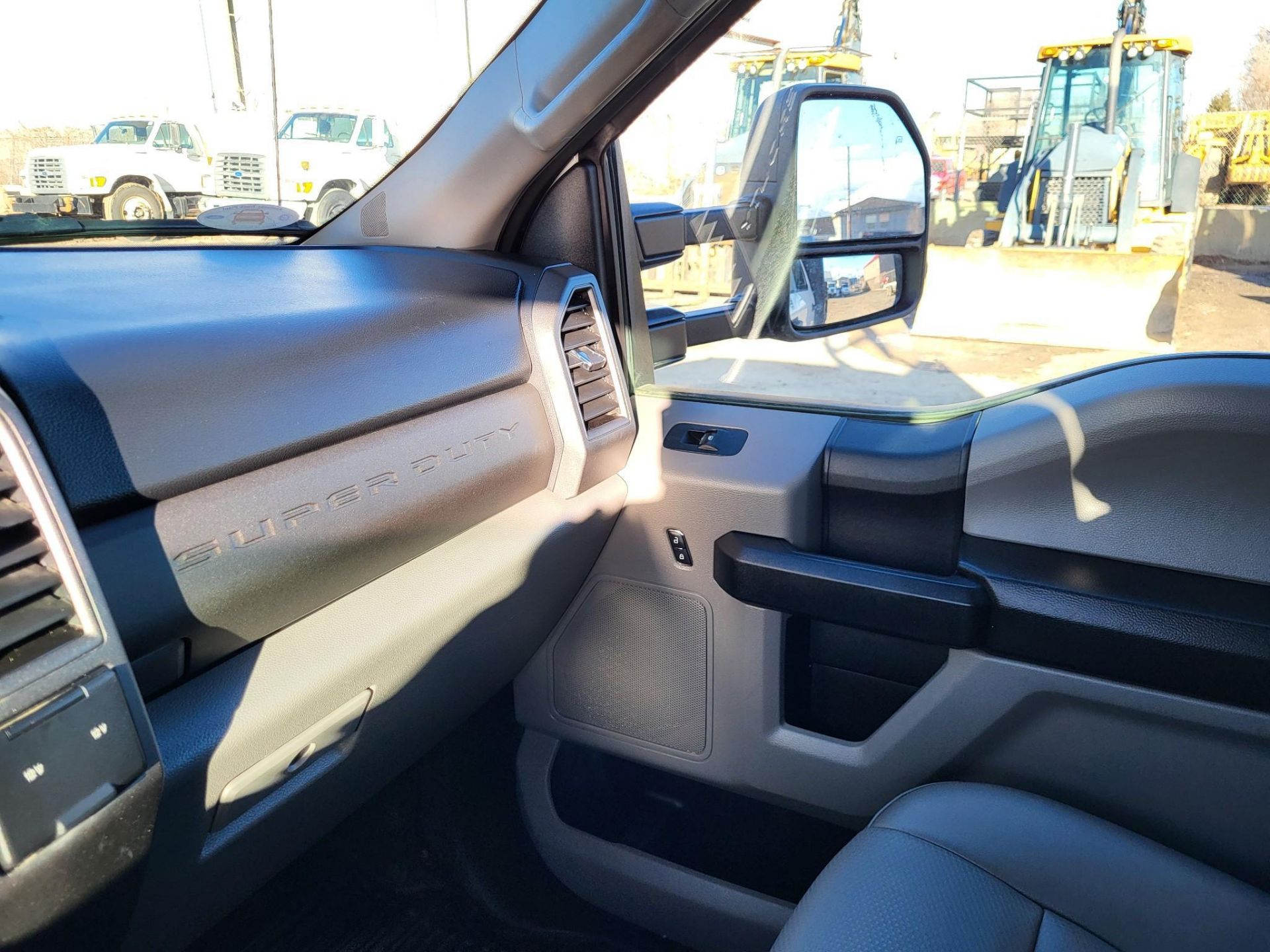 2019 FORD F550 CREW CAB DIESEL DUALLY DUMP TRUCK 31,872 MILES - Image 26 of 34