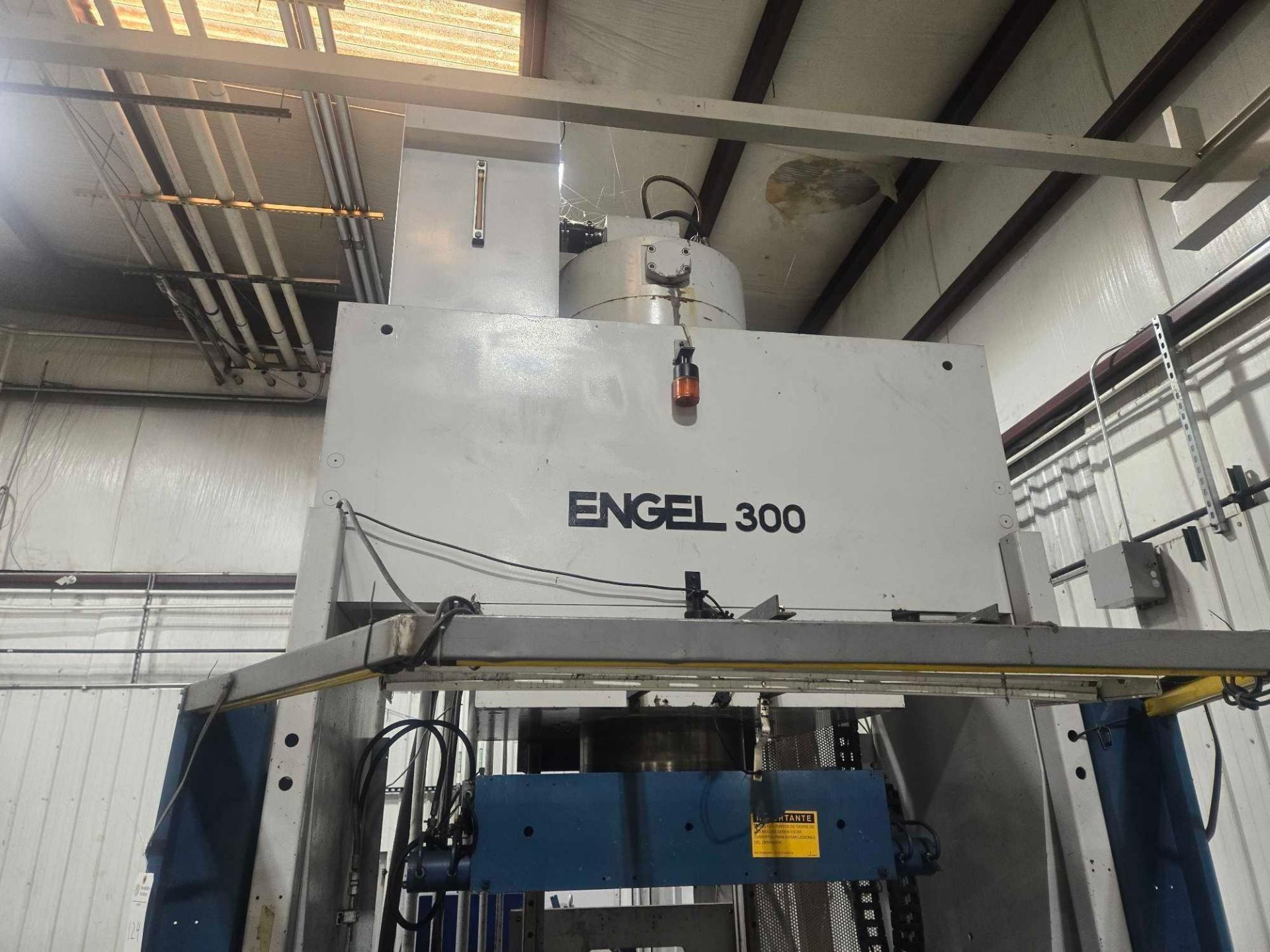 ENGEL-A02 300 ES085 TIE BAR-LESS VERTICAL INJECTION MOLDING MACHINE - Image 5 of 22