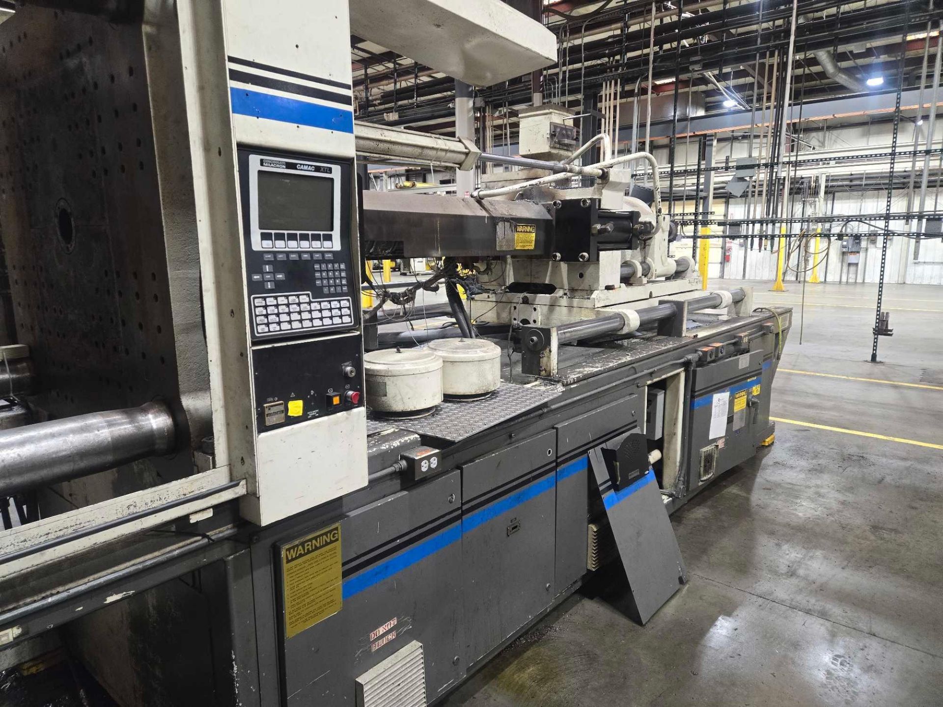 CINCINNATI MILACRON VH 500 CE-41 INJECTION MOLDER - Image 4 of 21