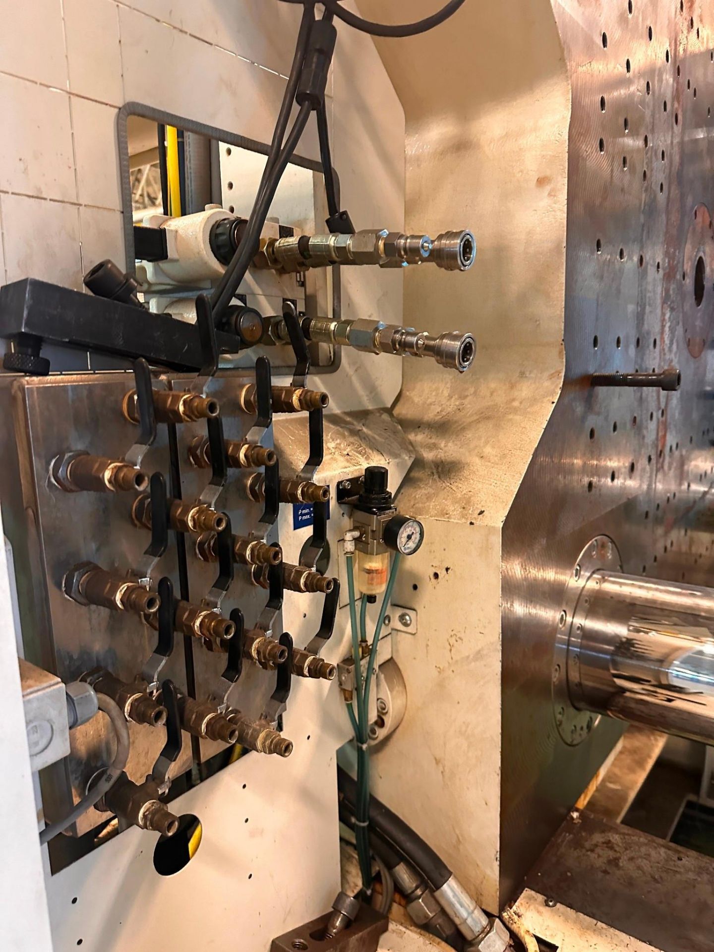 730 TON KRAUSS MAFFEI KM 650-6100 CX INJECTION MOLDER, 2013 - Image 18 of 24