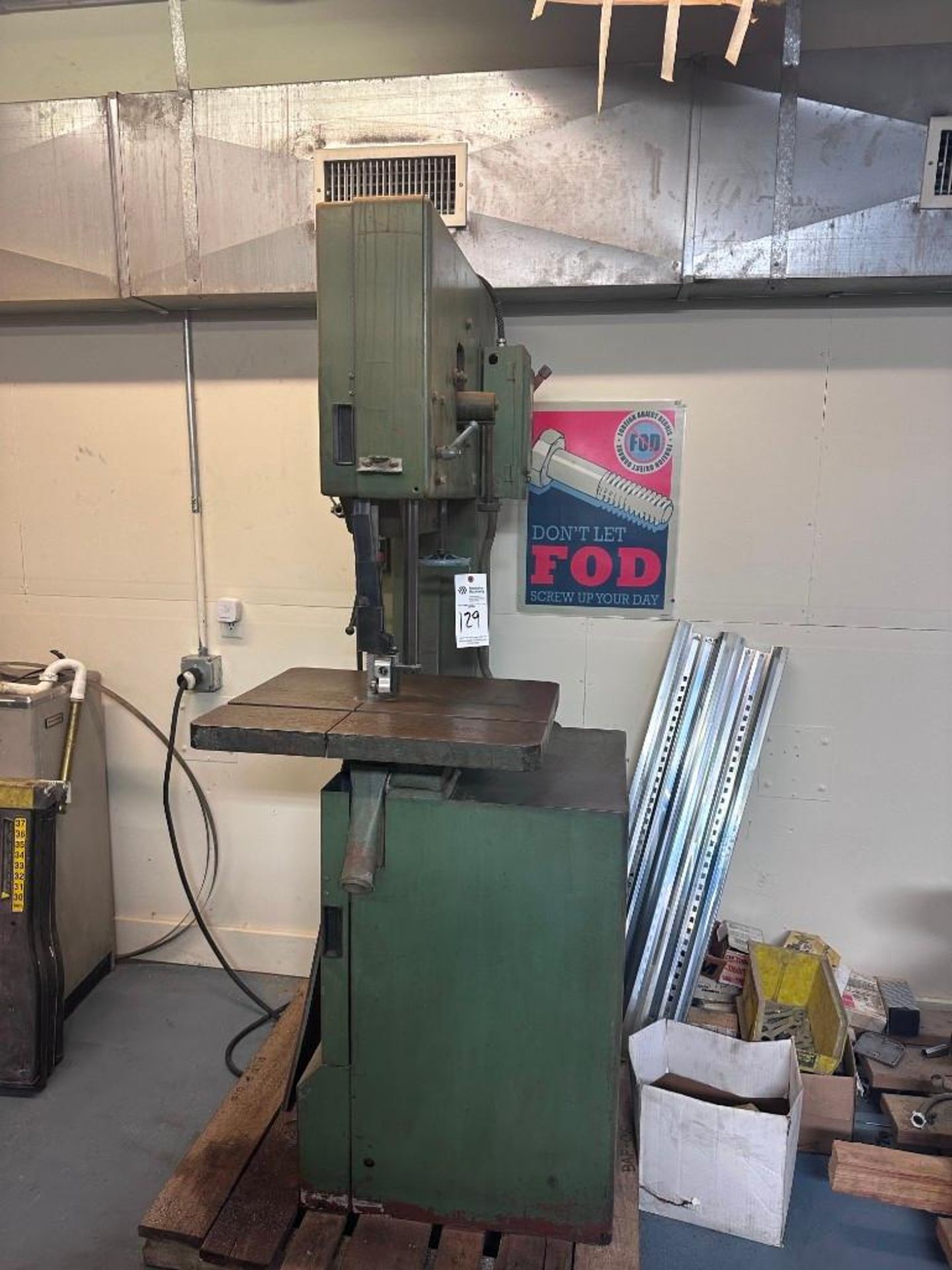 DELTA MODEL 20 VERTICAL BAND SAW - Image 2 of 6