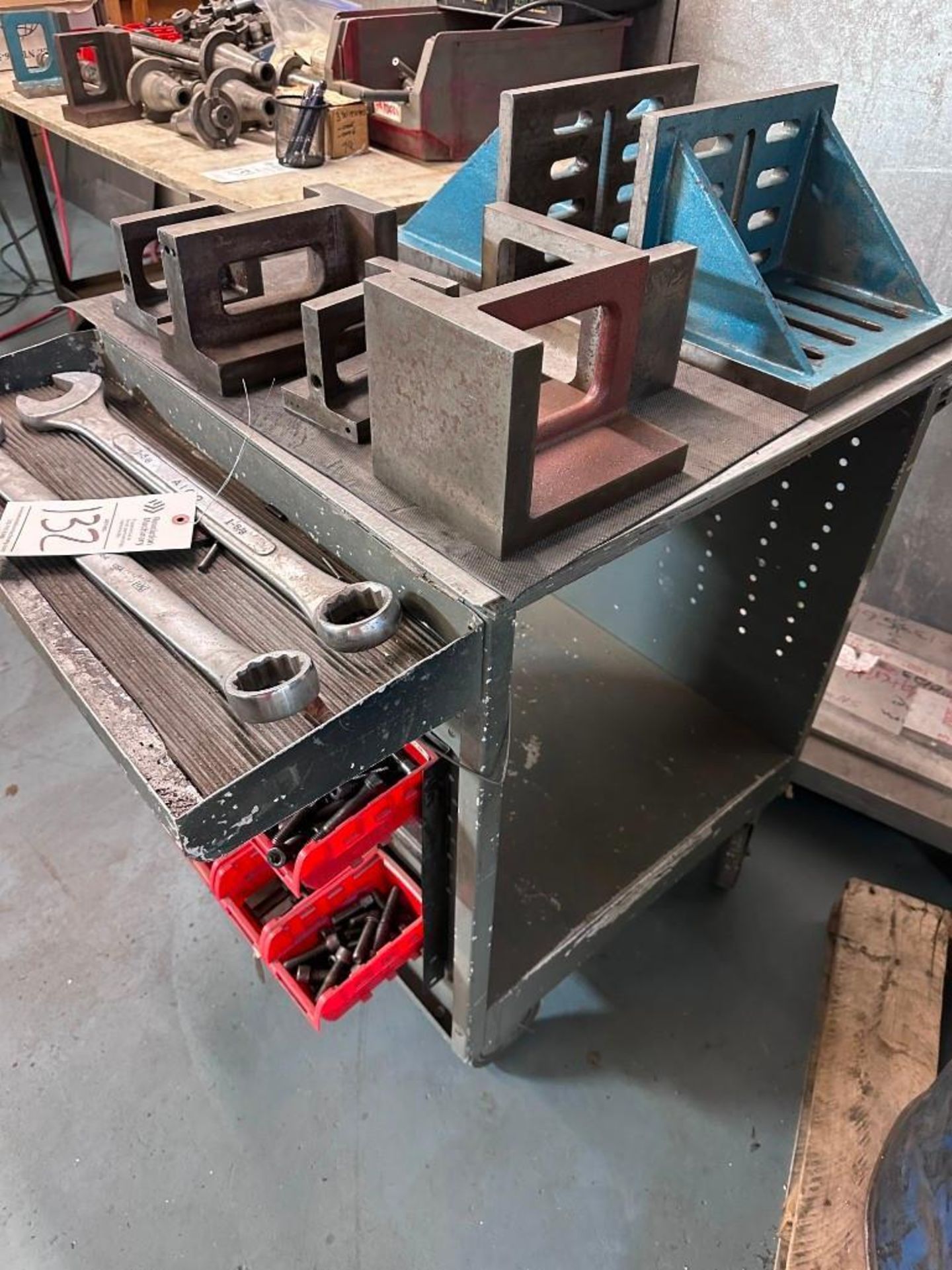 CART WITH CONTENTS, WORKHOLDING, WRENCHES, ANGLE PLATES - Image 2 of 6