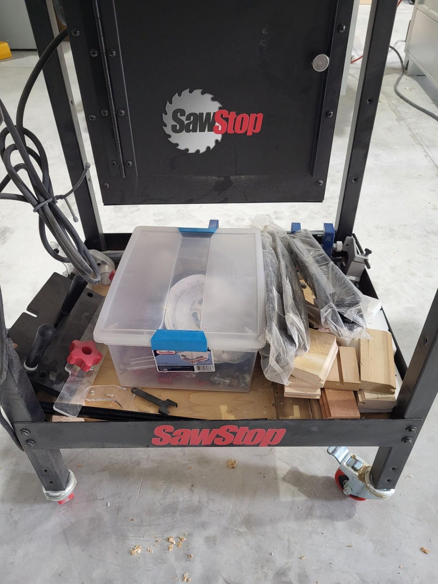 2019 SAWSTOP RT-FS STAND-ALONE 32" ROUTER TABLE WITH CONTENTS - Image 6 of 7