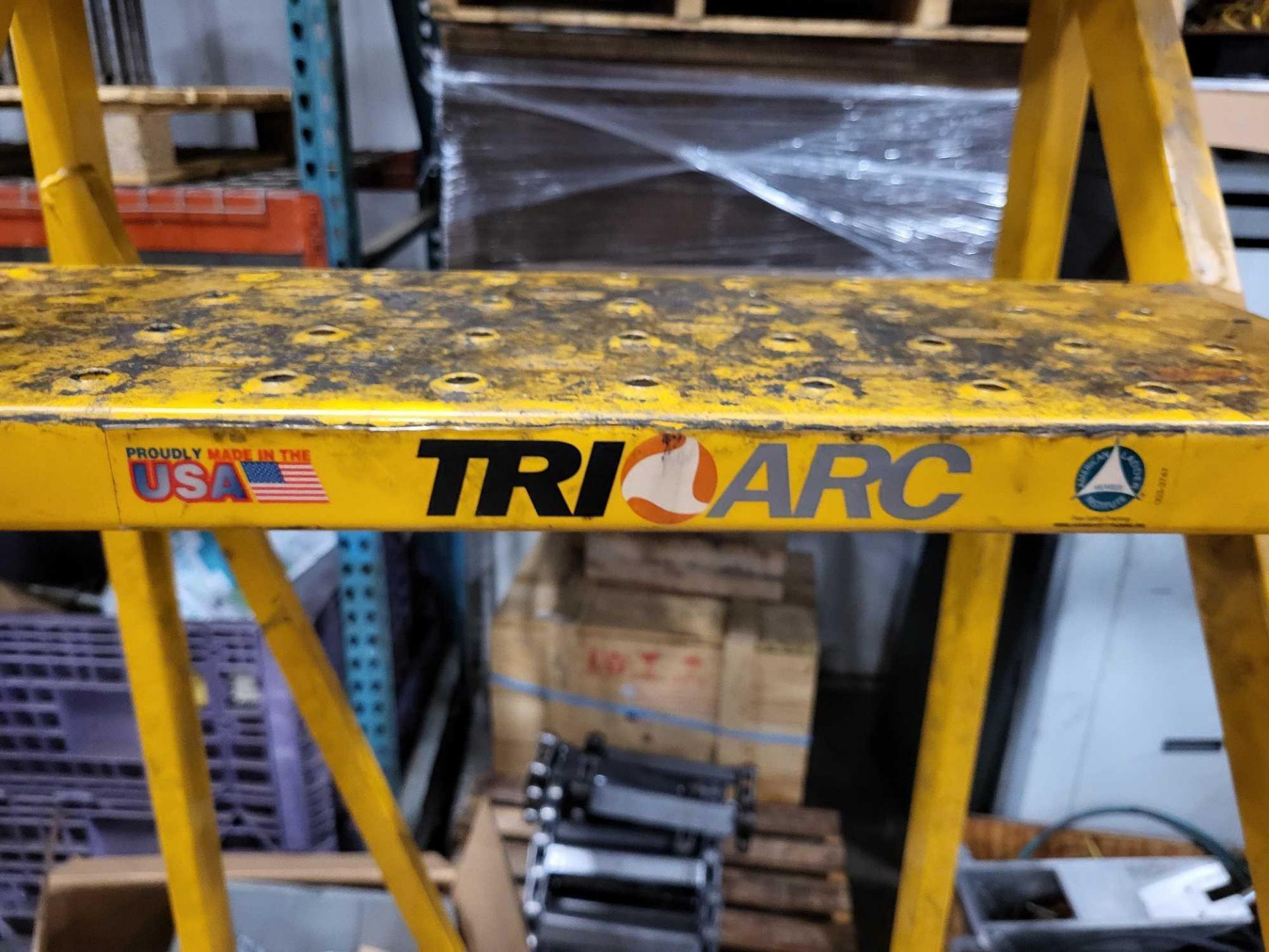 TRI-ARC CANTILEVER ROLLING LADDER: 8 STEPS, 300 LB CAPACITY - Image 5 of 7