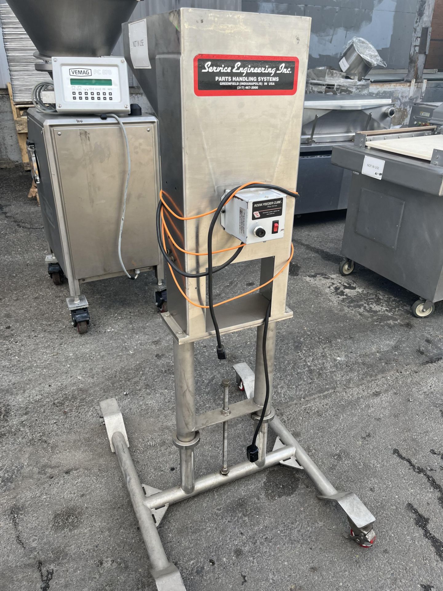 Sainless vibratory feeder