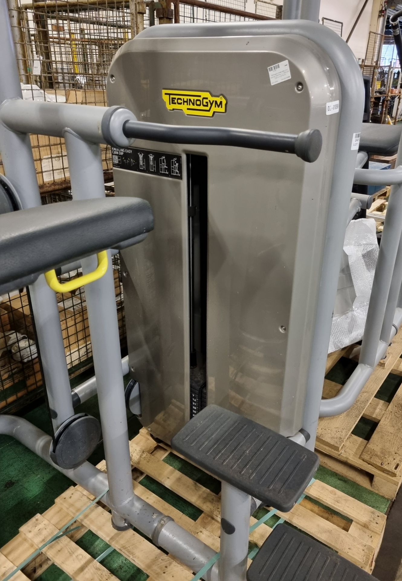 Technogym kneel-easy chin and dip machine (plastic damaged on unit as pictured) - L 1420 x W 1290mm - Image 5 of 6