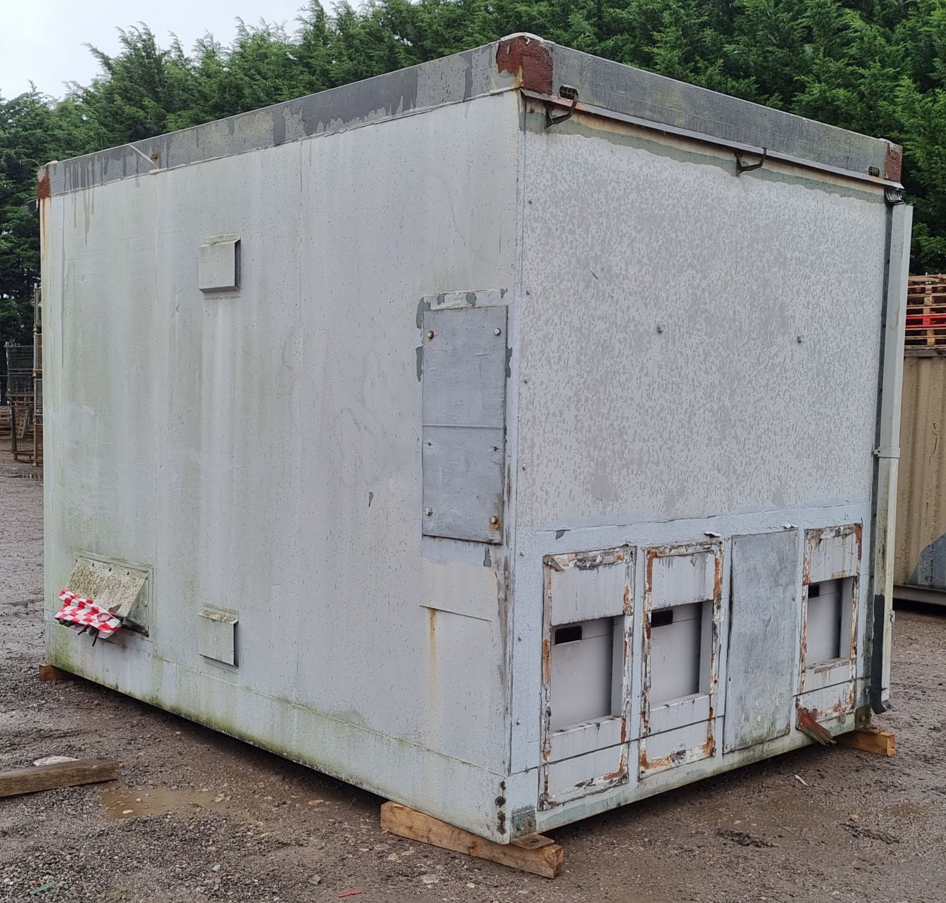 Metal container - single door on one end - L 13 x W 9 x H 9.5 ft - will require new lock - Bild 2 aus 7