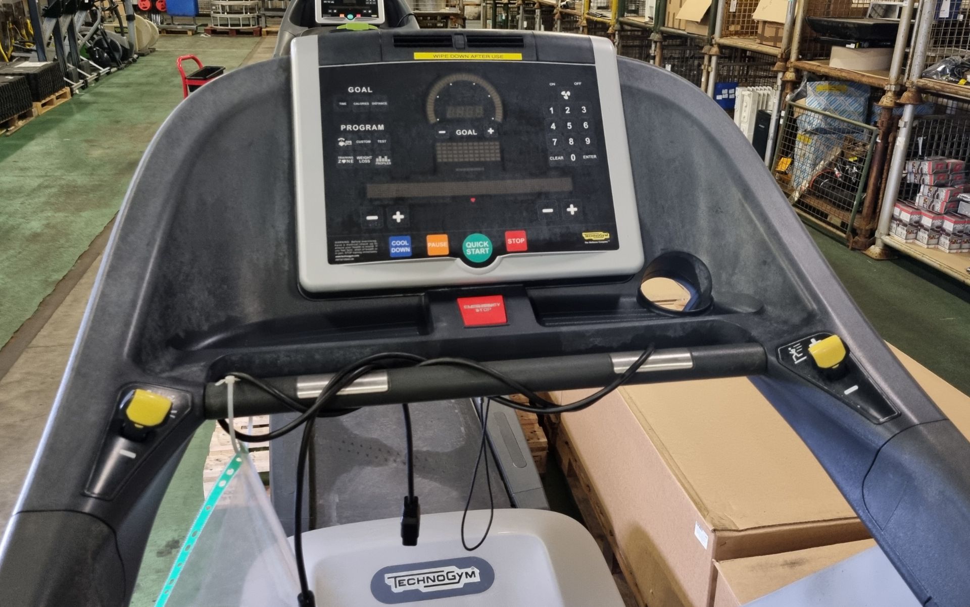 Technogym treadmill - 250V - L 2200 x W 950 x H 1550mm - Image 4 of 5