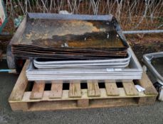 17x Aluminium and metal drip trays