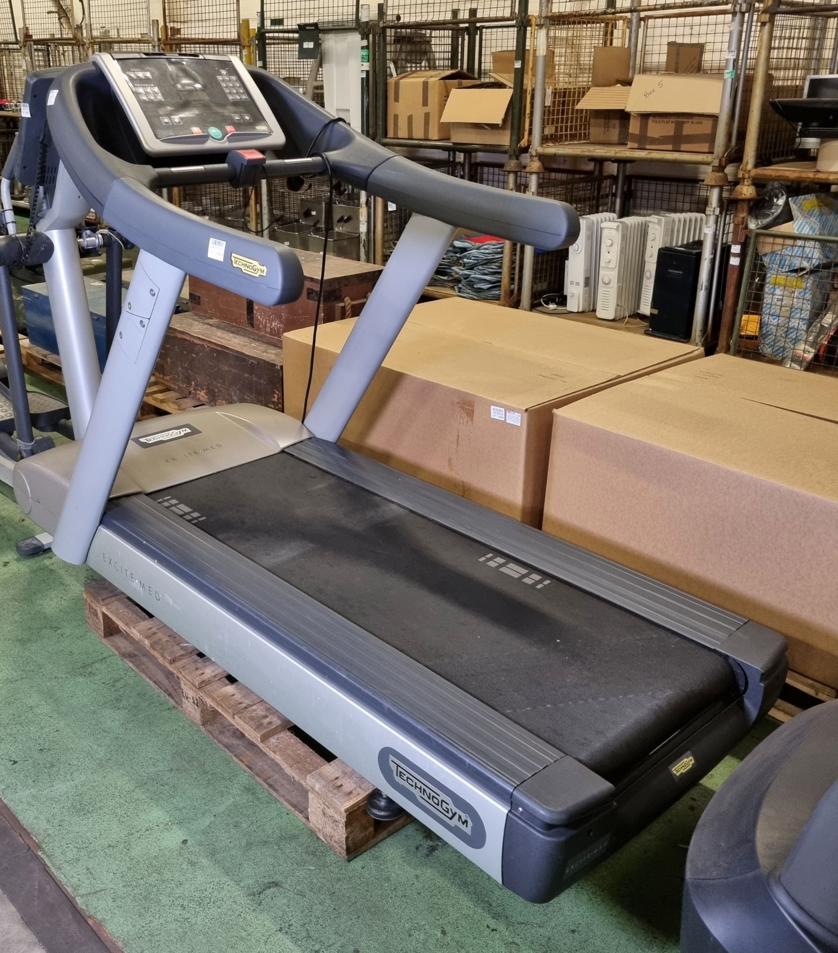 Technogym Excite-med treadmill - L 2200 x W 1000 x H 1500mm - Image 3 of 5