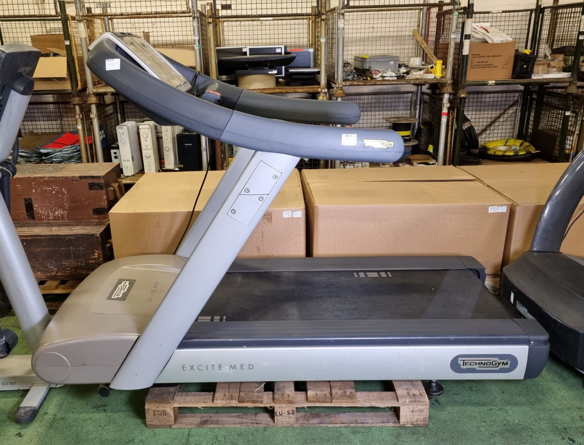 Technogym Excite-med treadmill - L 2200 x W 1000 x H 1500mm