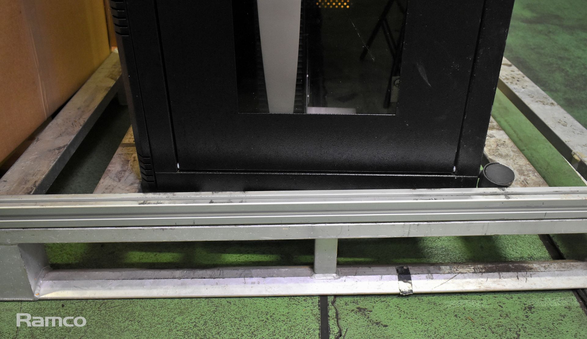 Riello Vision Dual UPS in server rack - W 600 x D 800 x H 600 mm - damage to castors - Image 5 of 5