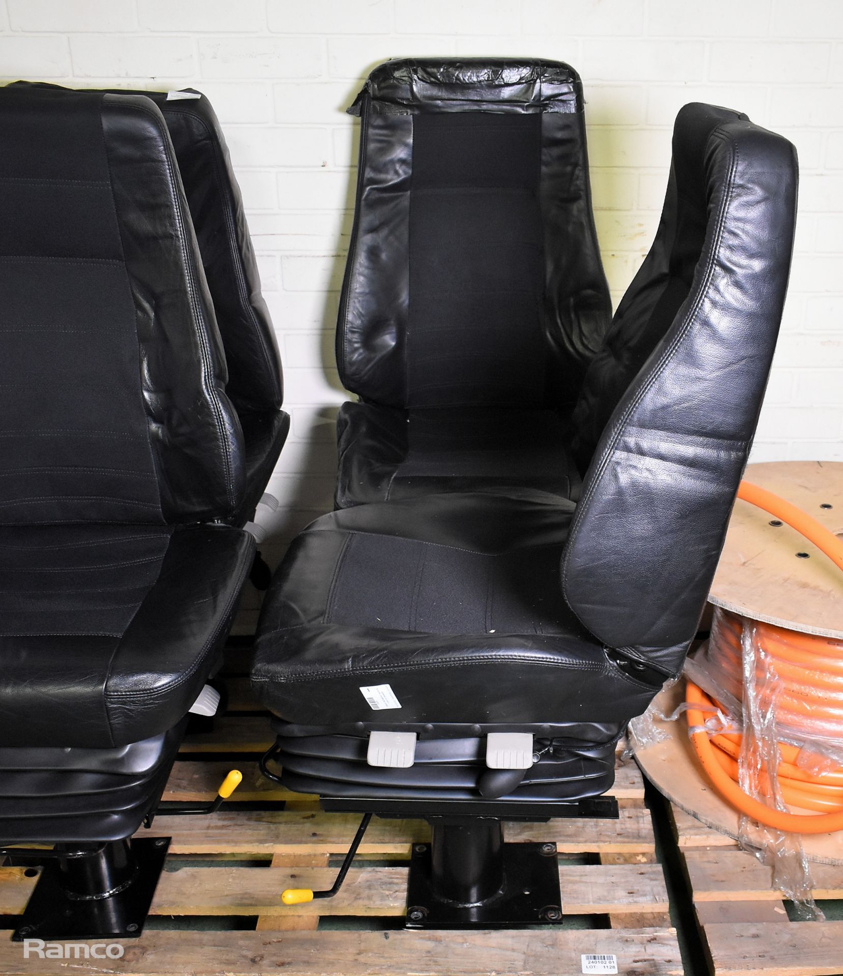4x Black half leather captains chairs on pedestal - Bild 4 aus 6