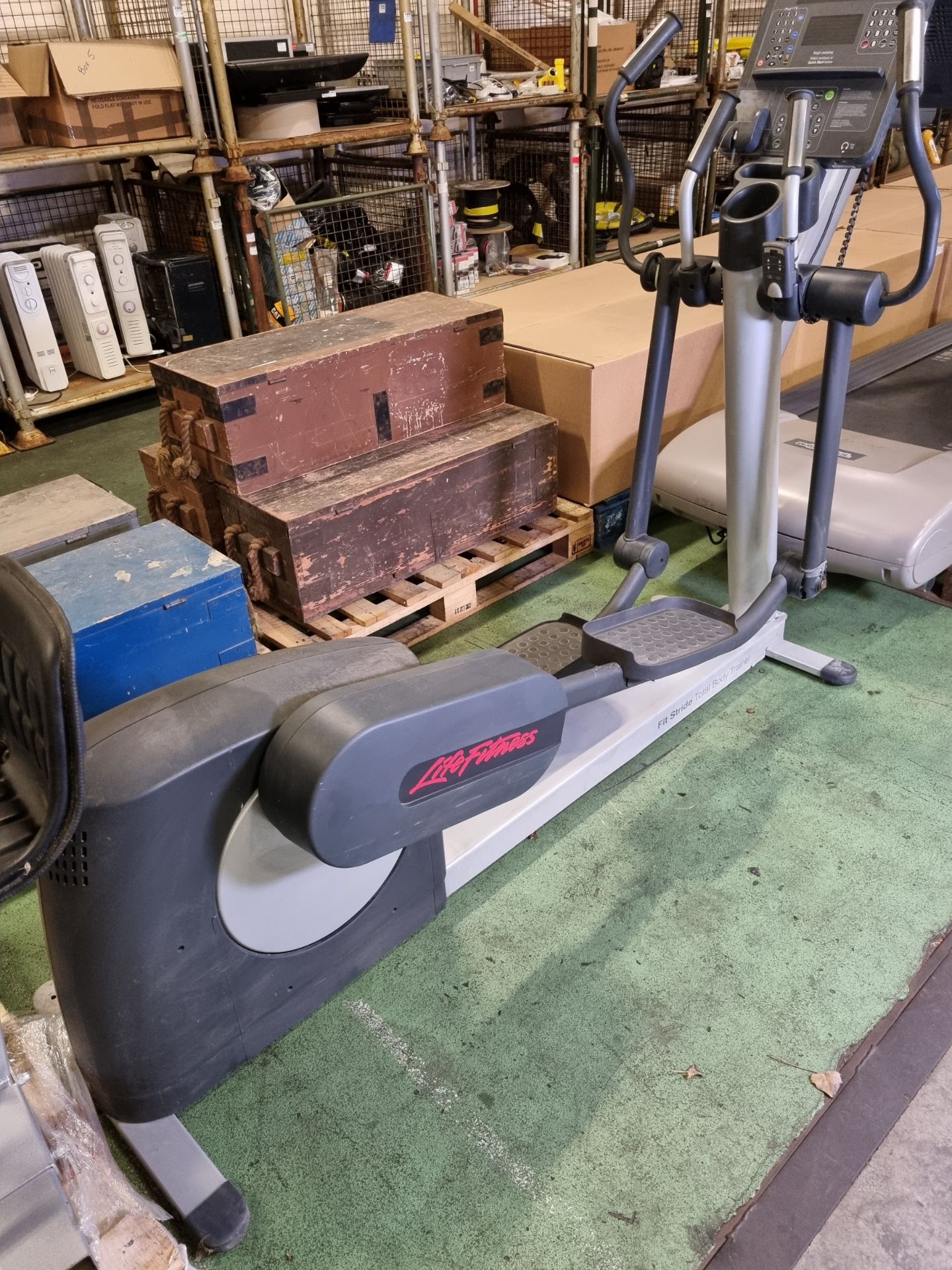 Life Fitness Fit Stride elliptical cross trainer - L 2100 x W 800 x H 1600mm - DAMAGE AND RUSTING - Image 6 of 9