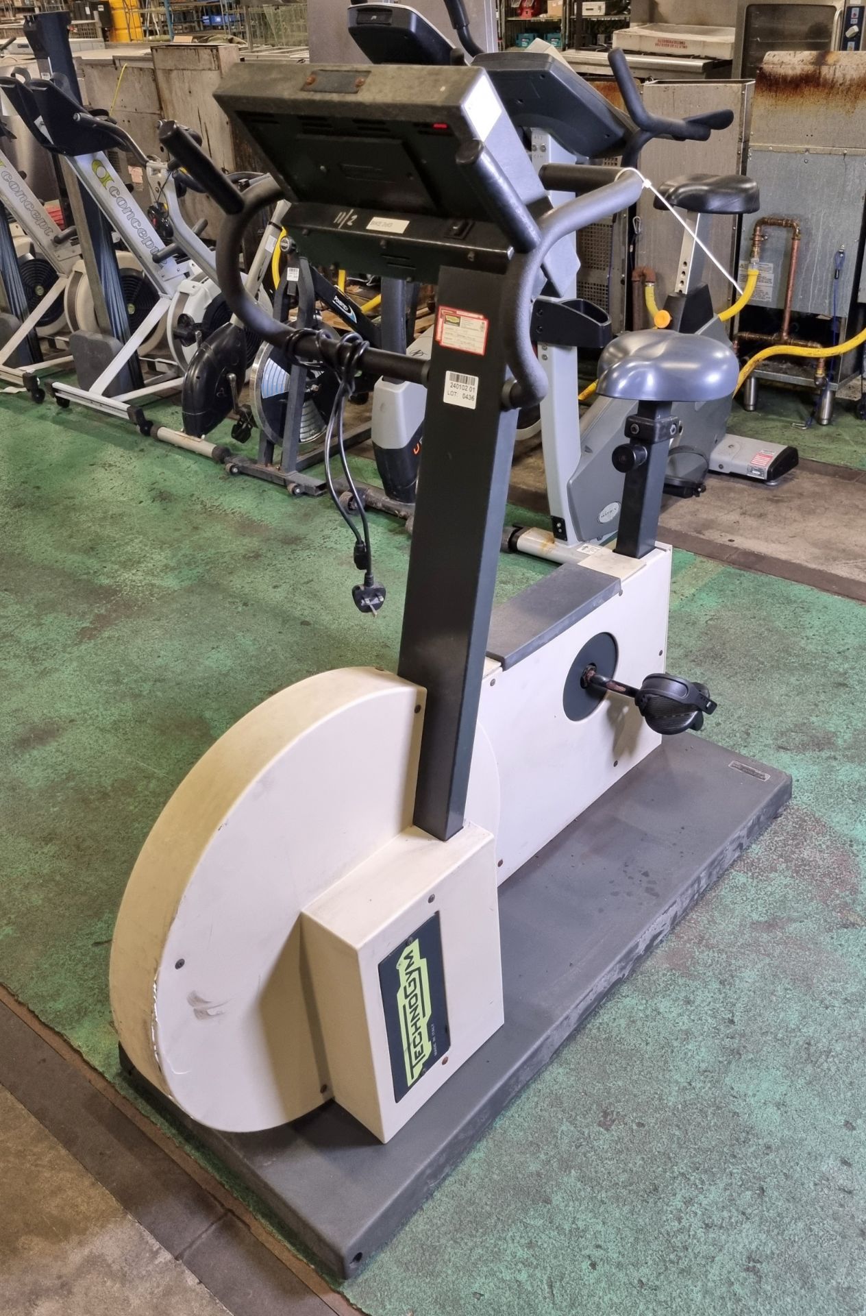 Technogym Bikerace HC600 upright static bike - L 1300 x W 550 x H 1400mm - SOME DAMAGE TO CASING - Image 4 of 6