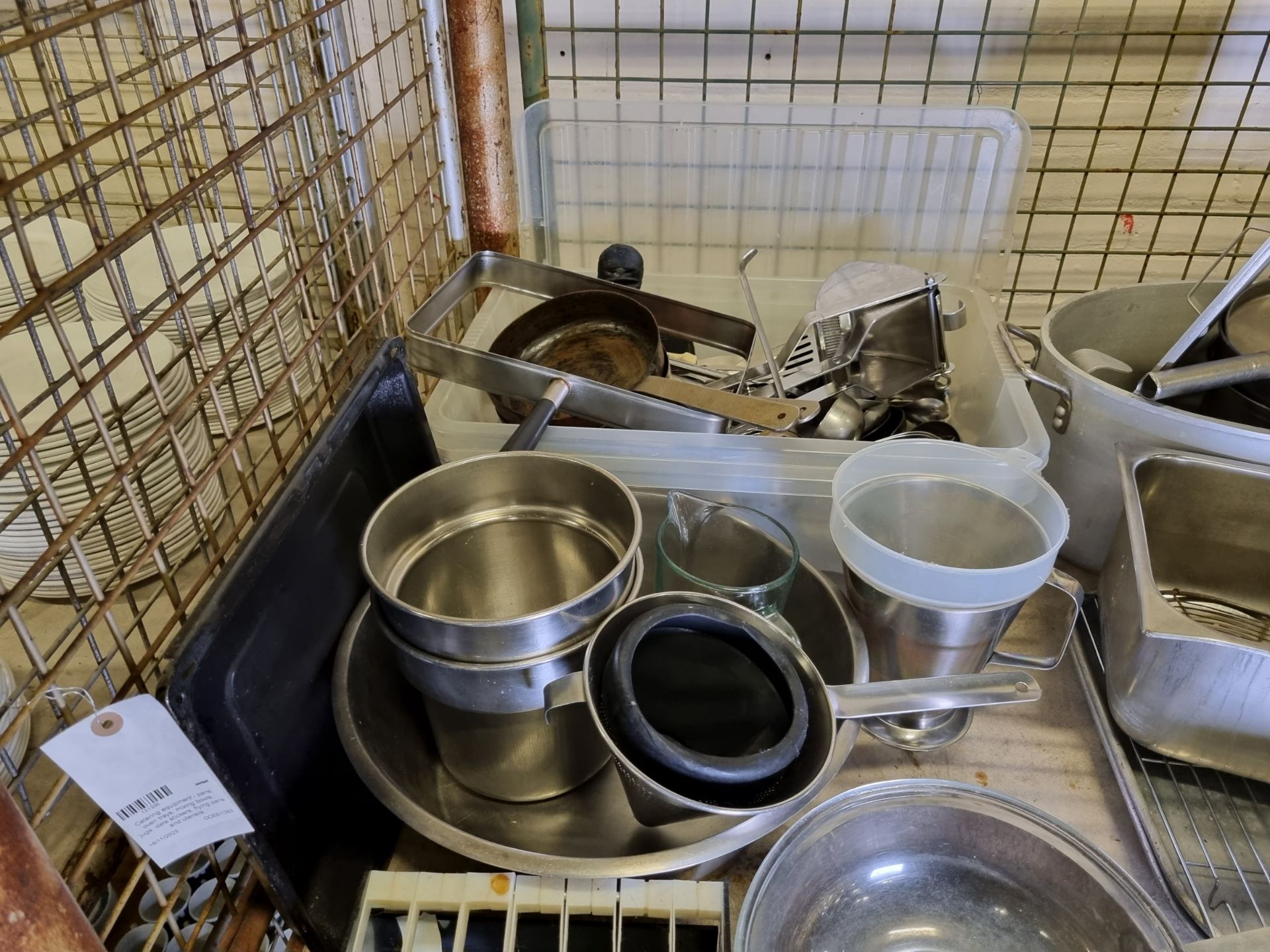 Catering equipment - pans, oven trays, mixing bowls, jugs, date stickers, frying pans and utensils - Image 4 of 6