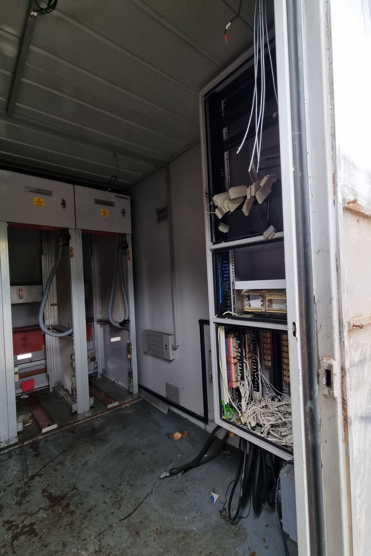 Metal container - single door on one end - L 13 x W 9 x H 9.5 ft - will require new lock - Bild 5 aus 7