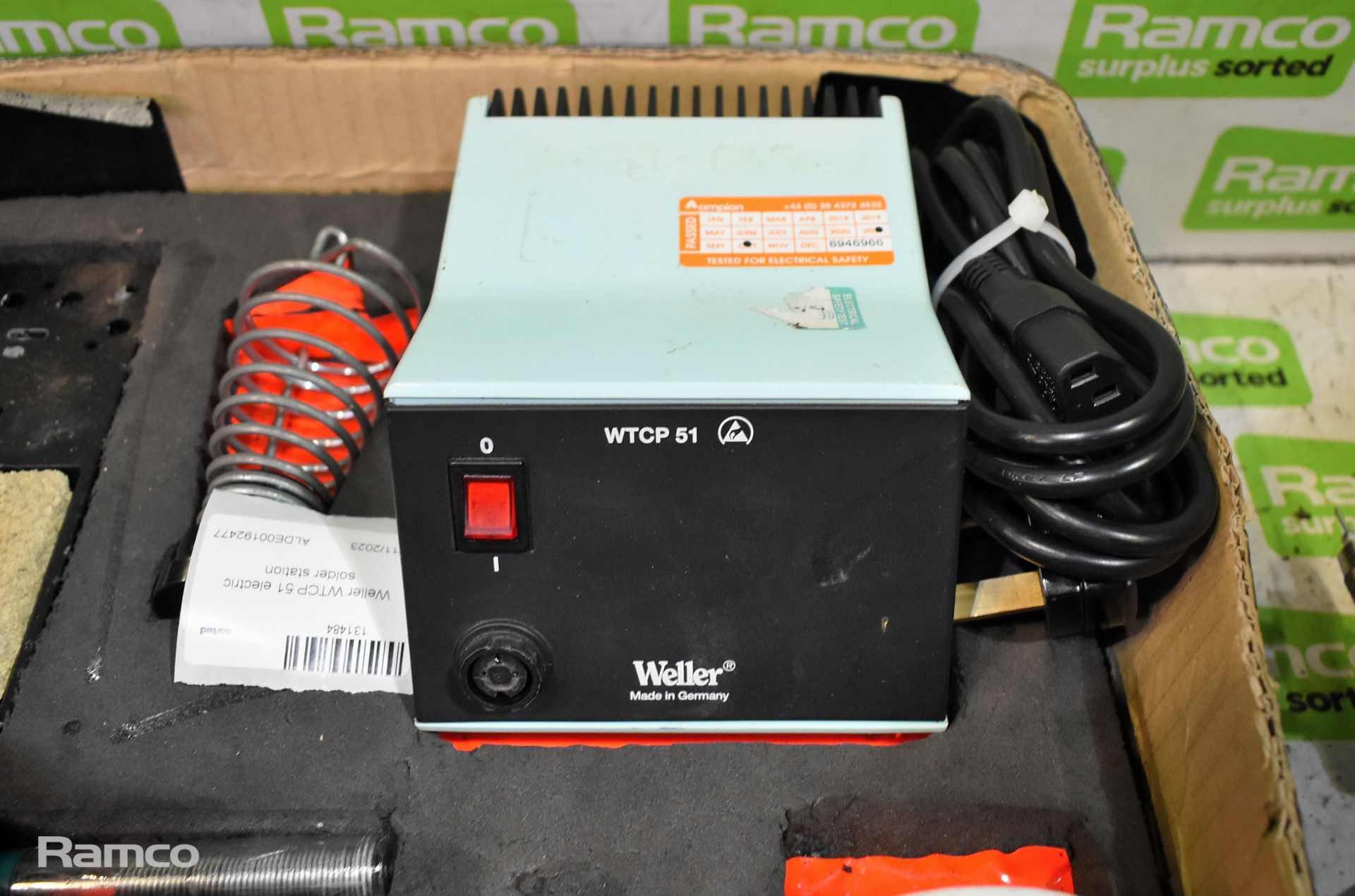 Burgess 460 electrical hand engraver - 240V, Weller WTCP 51 electric solder station - Image 2 of 8