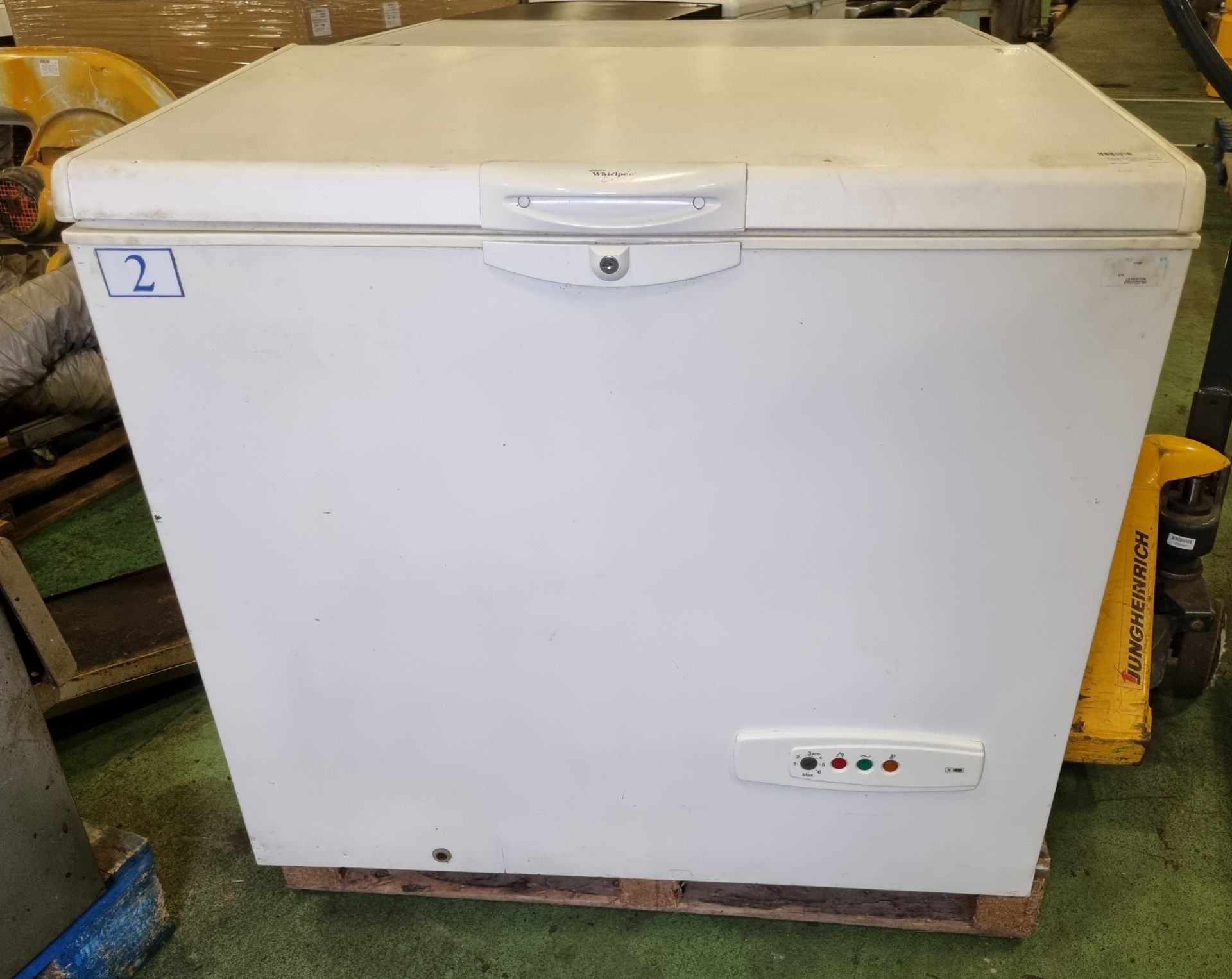 Whirlpool AFG527/G chest freezer - W 950 x D 650 x H 850mm