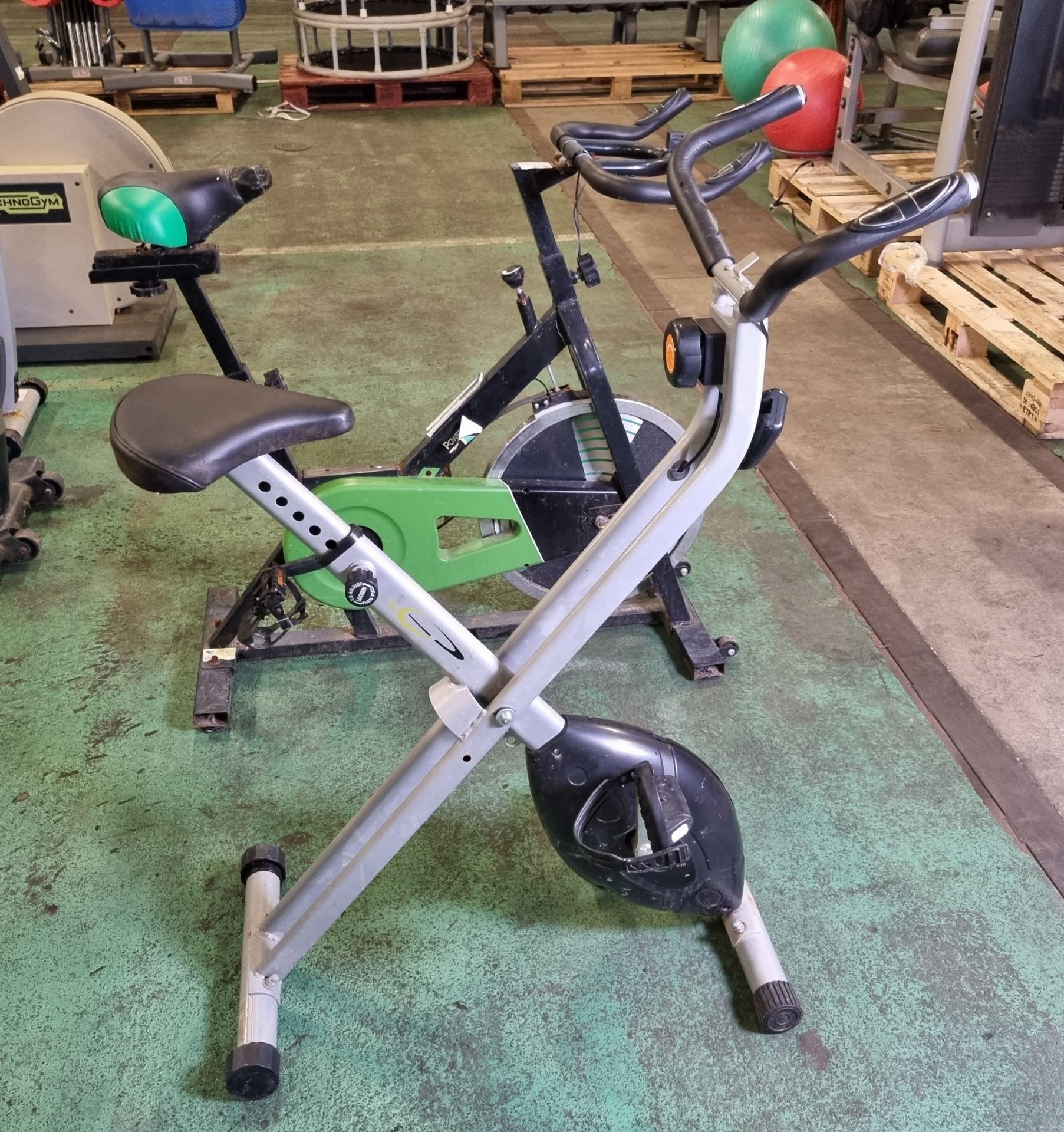 2x static exercise bikes - AS SPARES OR REPAIRS - Full details in the description - Bild 4 aus 9