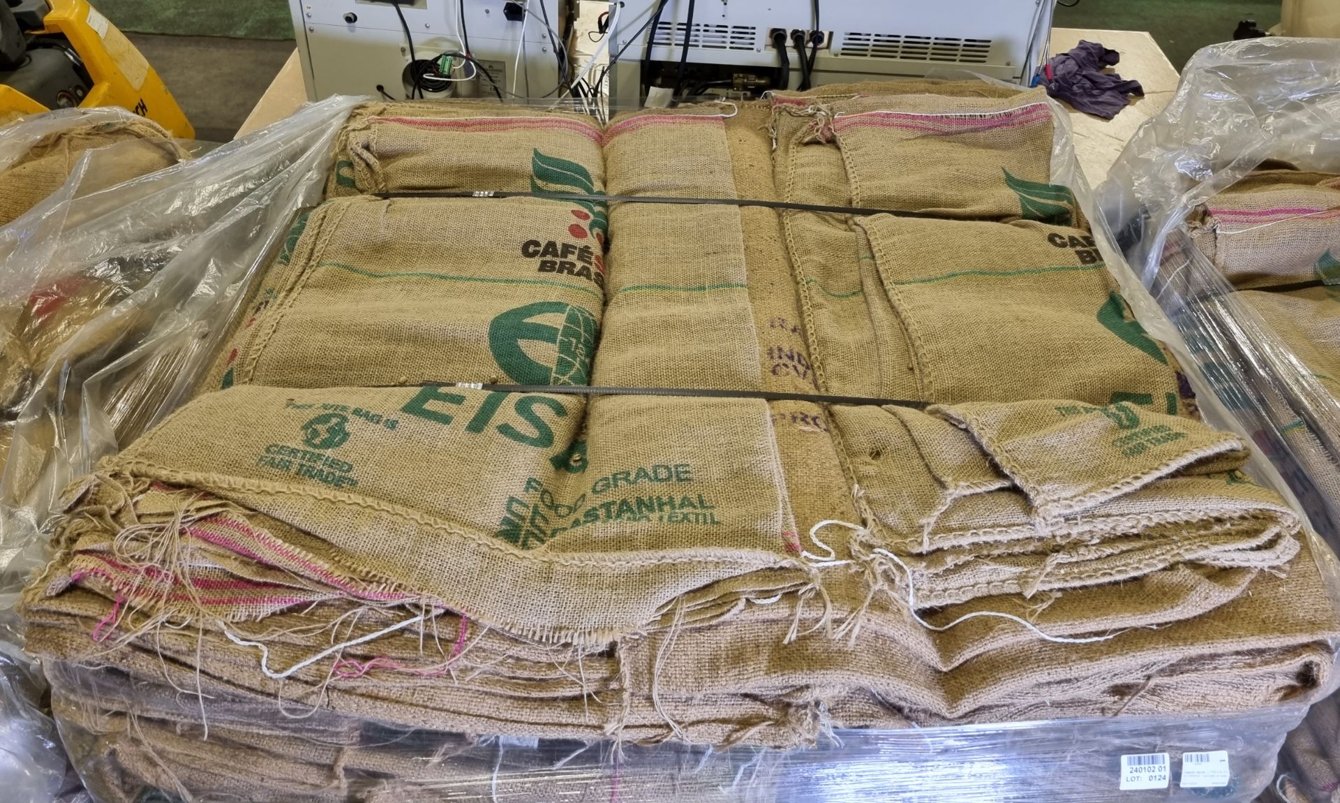 Pallet of hessian sacks - L 700 x W 2 x H 1000mm - cut open on side - Image 3 of 4