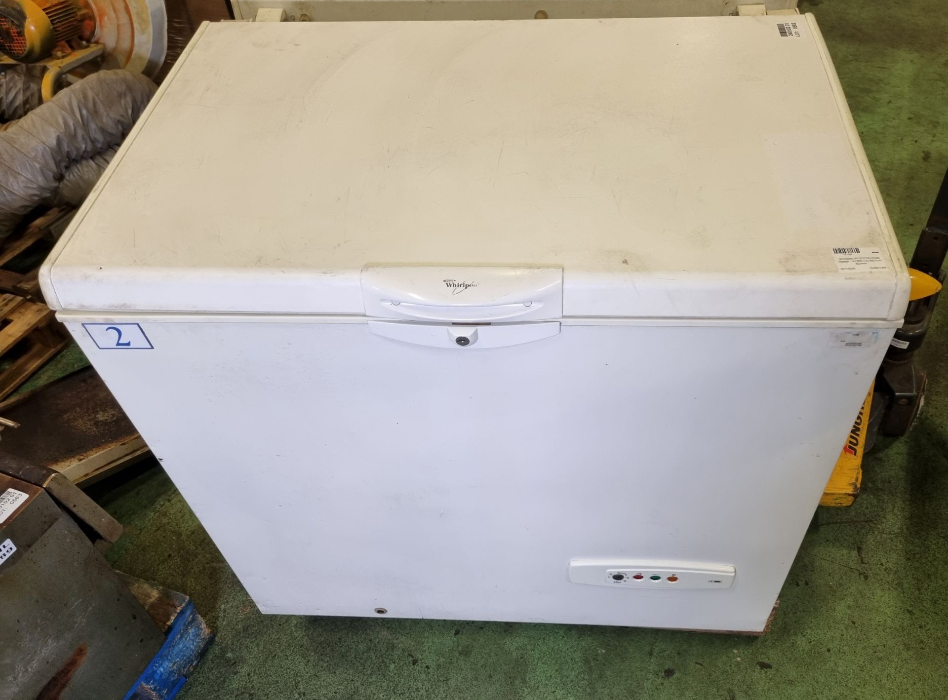Whirlpool AFG527/G chest freezer - W 950 x D 650 x H 850mm - Image 2 of 5