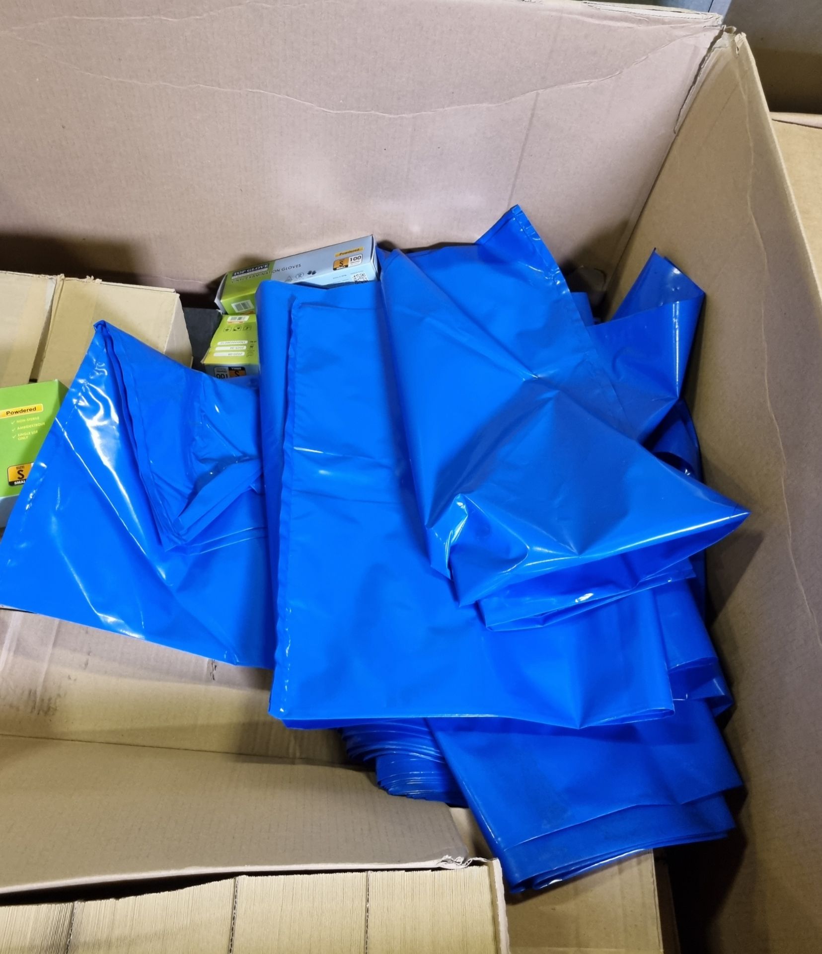 Office stationery supplies - brown / white envelopes, vinyl rubber gloves and blue plastic waste bag - Bild 2 aus 6