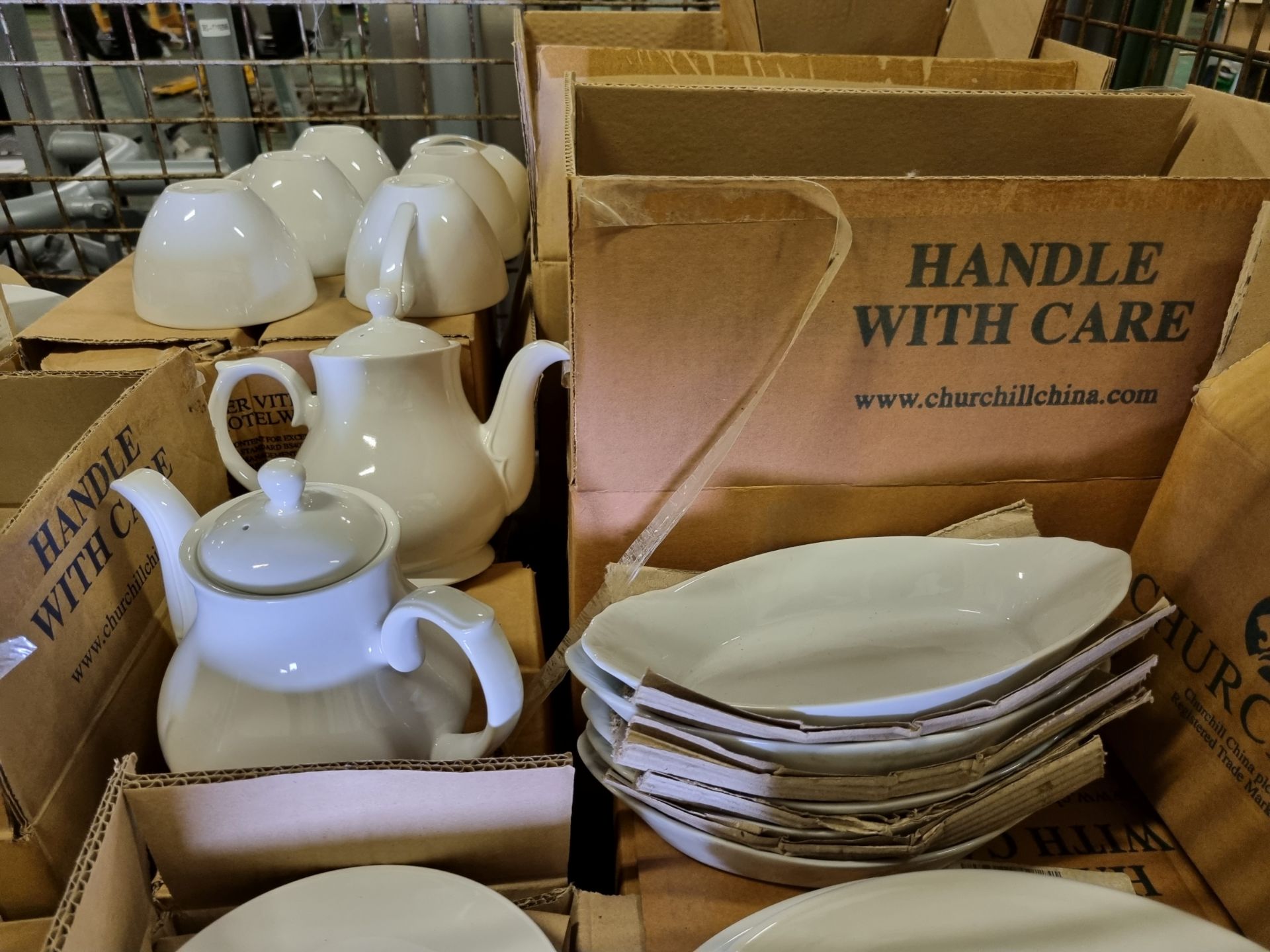 Catering Equipment - White plates, saucers, bowls, cups, teapot, salt + pepper pot - Bild 3 aus 8