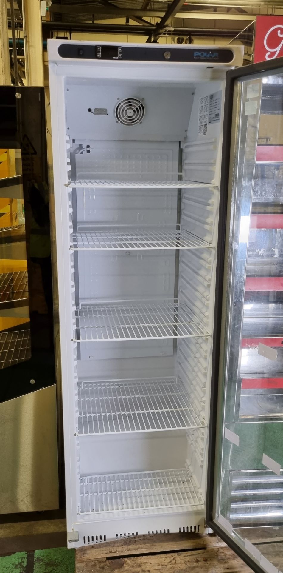 Polar refrigeration CD087 upright bottle fridge - 230V - 50Hz - L 600 x W 640 x H 1860mm - Image 3 of 4