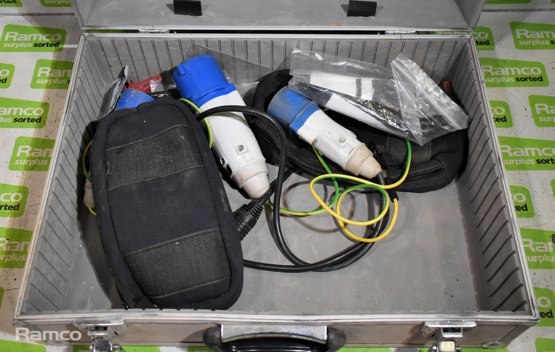 Megger BMM2500 electrical testing leads and three-phase connectors in silver case - Bild 2 aus 7