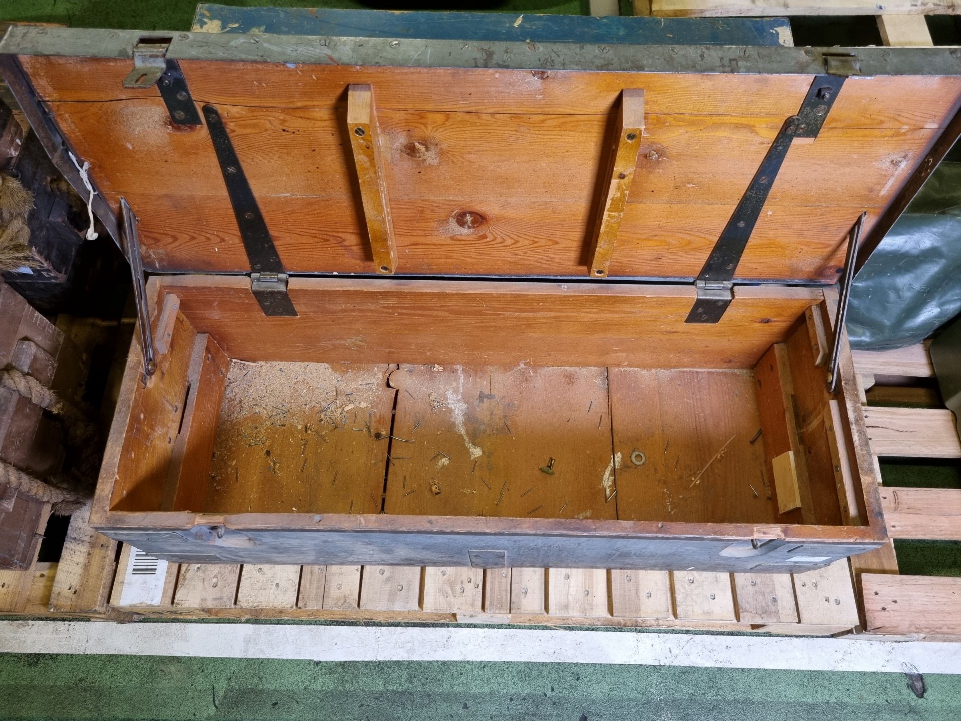 Wooden tool box - W 1090 x D 390 x H 330mm - Image 2 of 4