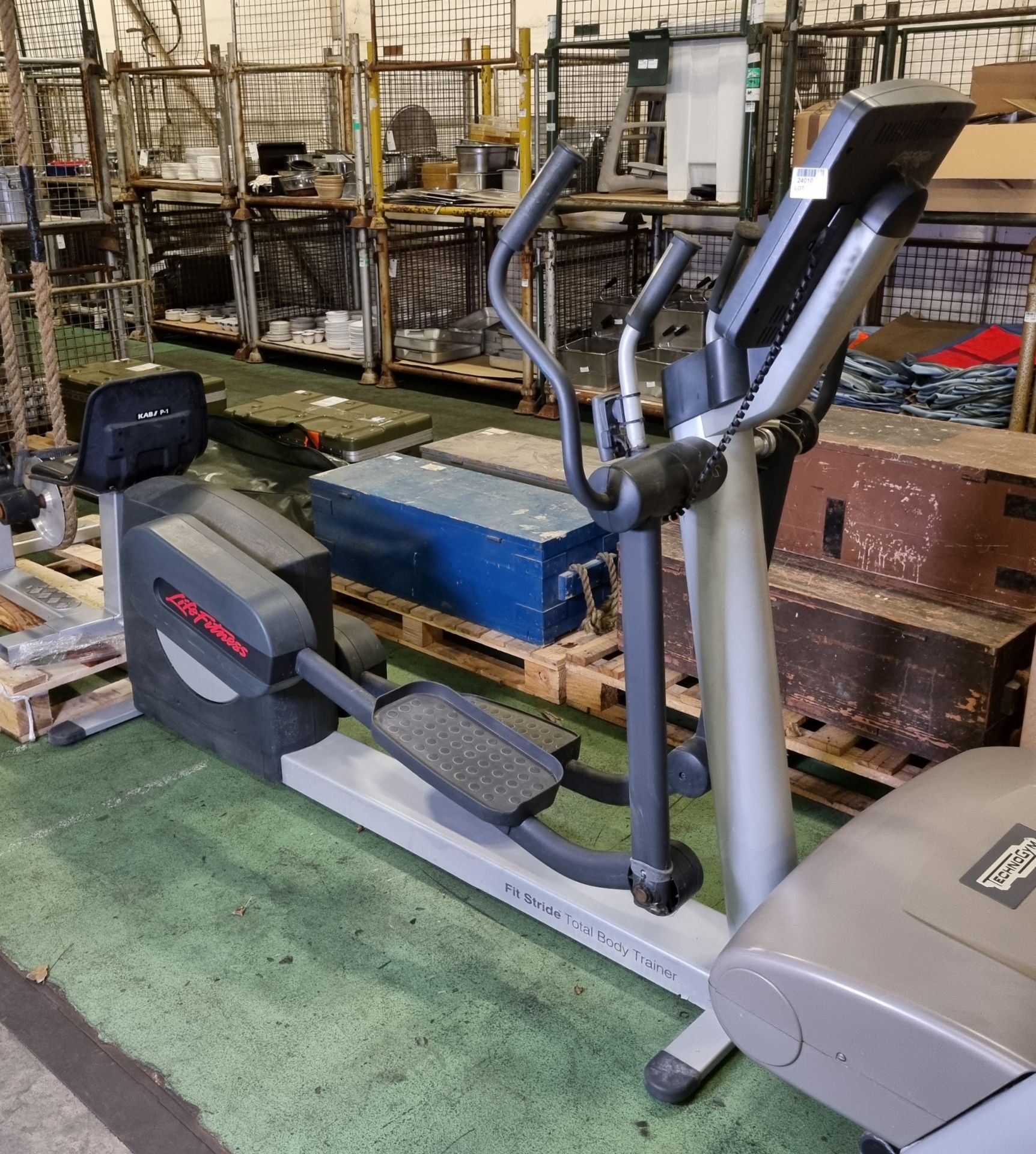Life Fitness Fit Stride elliptical cross trainer - L 2100 x W 800 x H 1600mm - DAMAGE AND RUSTING - Image 3 of 9