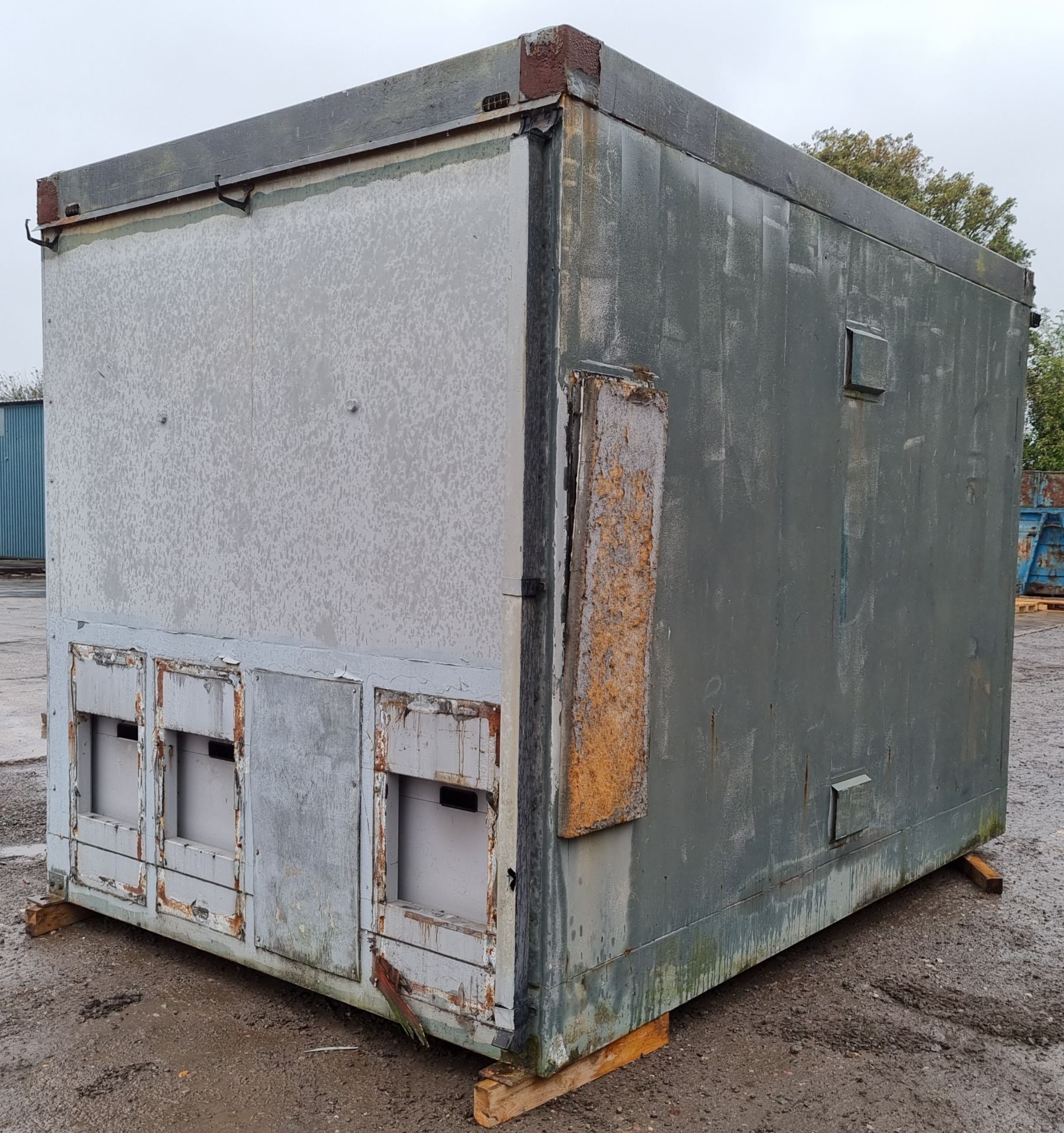 Metal container - single door on one end - L 13 x W 9 x H 9.5 ft - will require new lock - Bild 3 aus 7