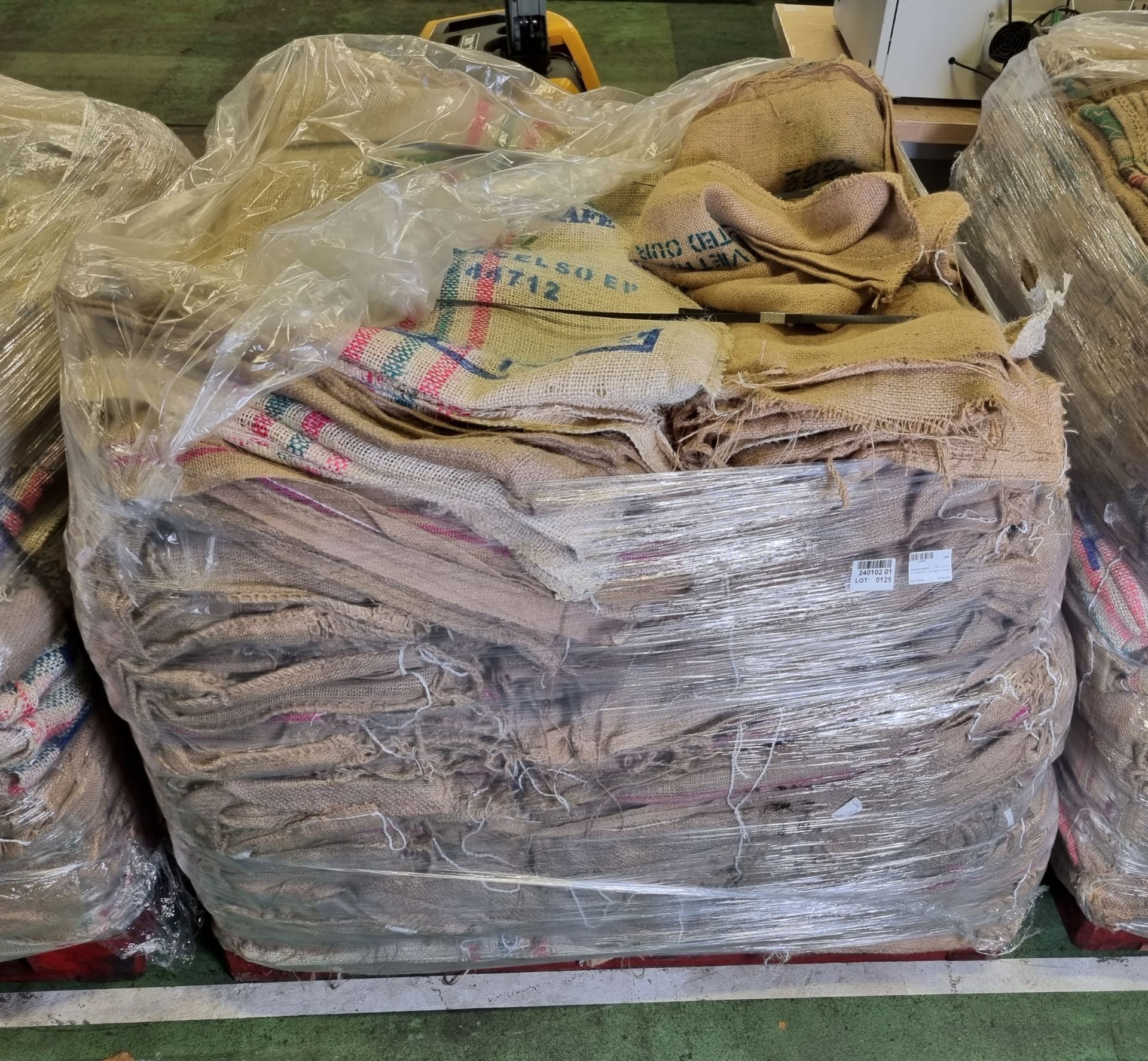 Pallet of hessian sacks - L 700 x W 2 x H 1000mm - cut open on side - Image 2 of 5