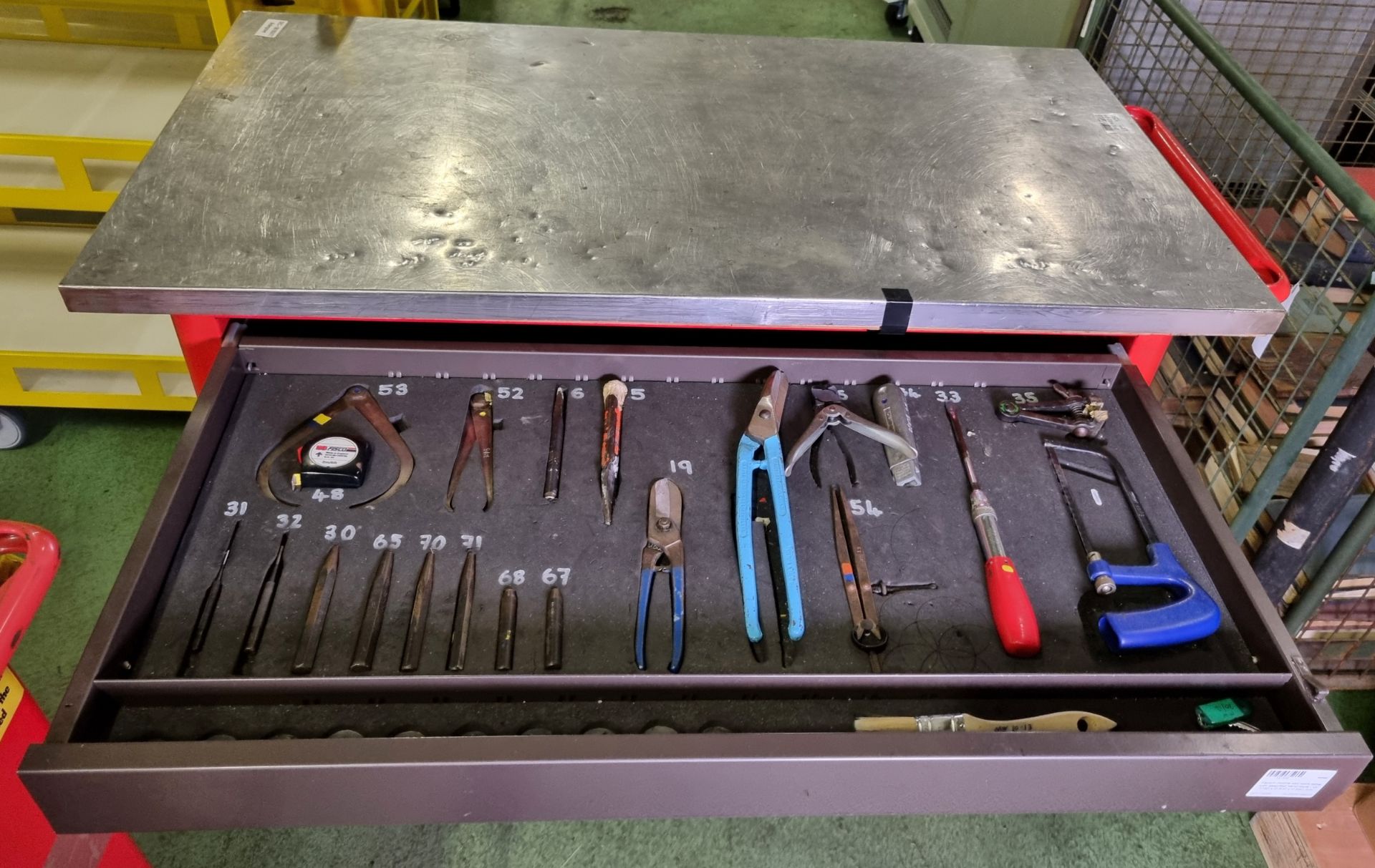 Facom mobile tool work table with assorted hand tools - W 1180 x D 600 x H 980mm - Image 6 of 6