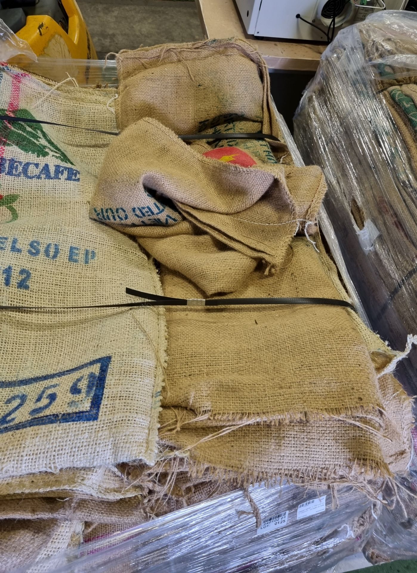 Pallet of hessian sacks - L 700 x W 2 x H 1000mm - cut open on side - Image 4 of 5