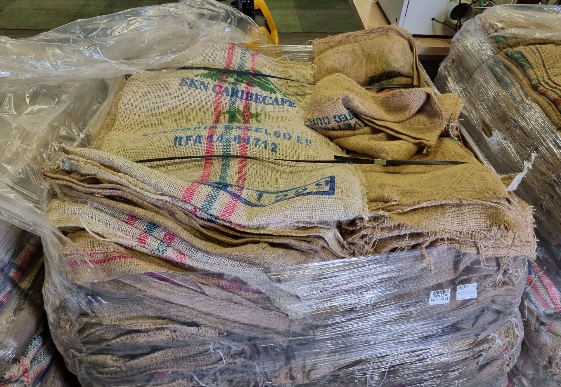 Pallet of hessian sacks - L 700 x W 2 x H 1000mm - cut open on side - Image 3 of 5