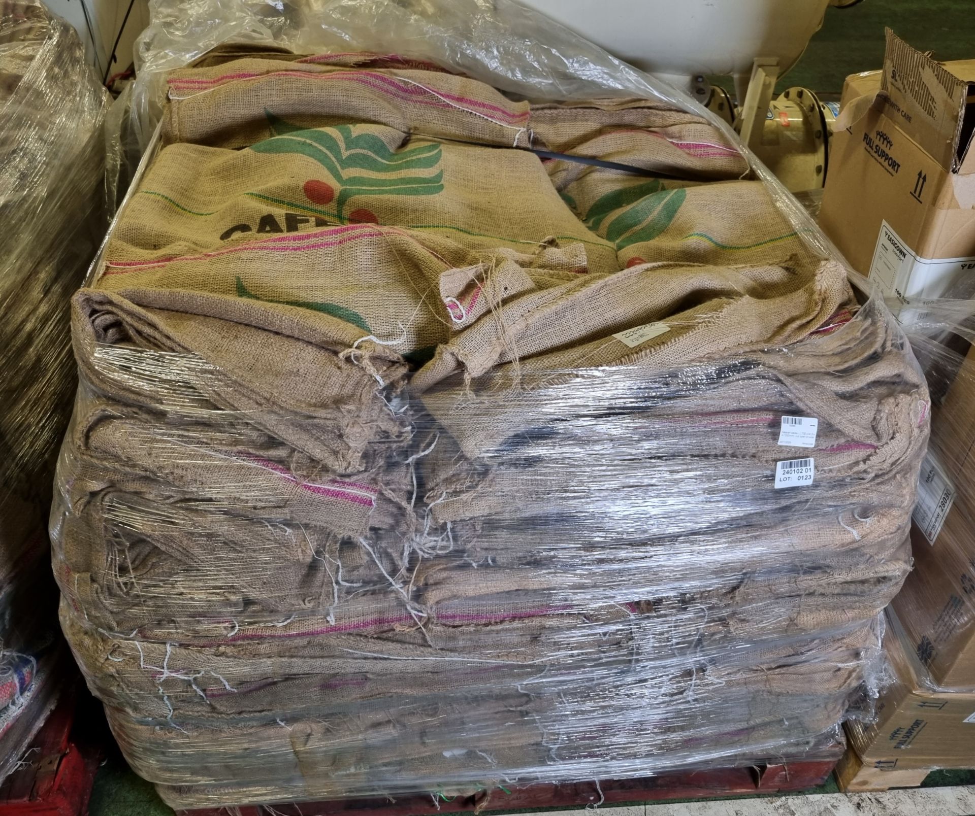 Pallet of hessian sacks - L 700 x W 2 x H 1000mm - cut open on side - Image 2 of 3