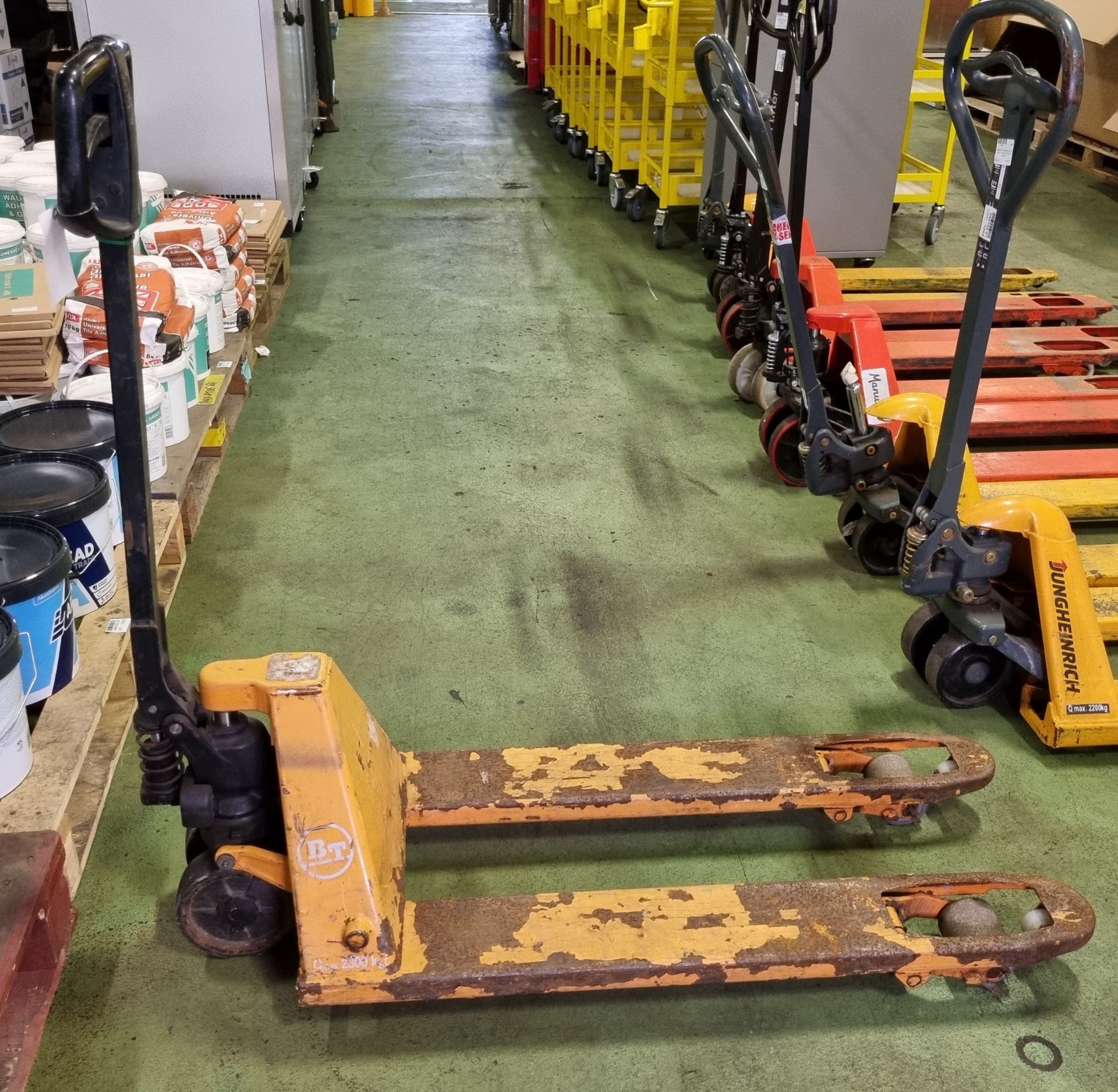 BT LHM230 standard lifter pallet truck