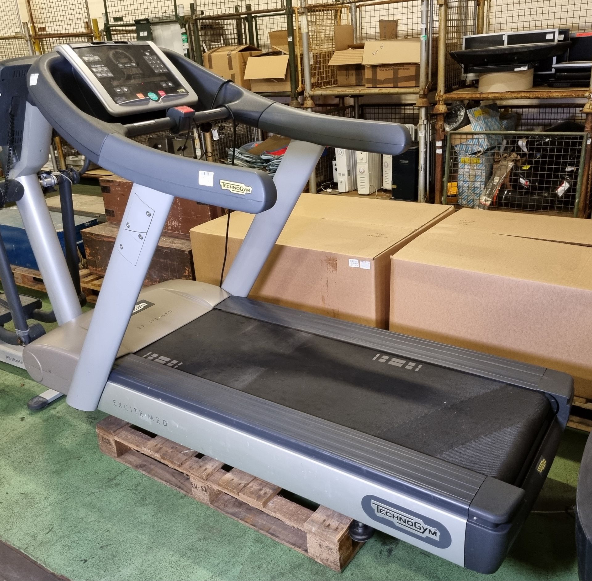 Technogym Excite-med treadmill - L 2200 x W 1000 x H 1500mm - Image 2 of 5