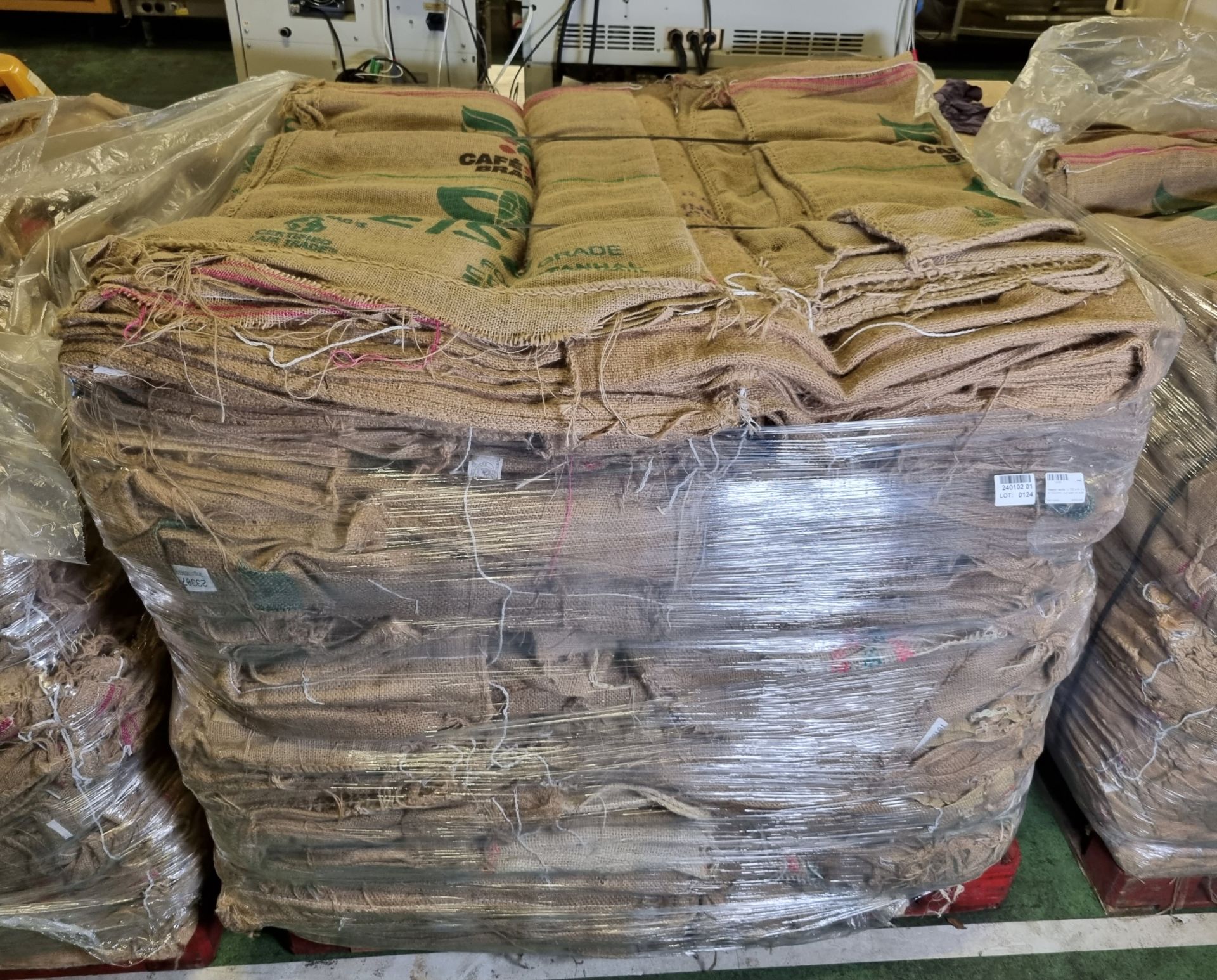 Pallet of hessian sacks - L 700 x W 2 x H 1000mm - cut open on side - Image 2 of 4